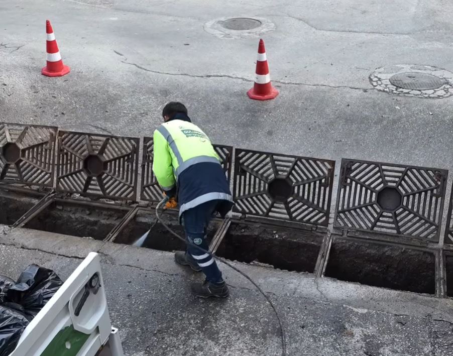 Büyükşehir’den sorunsuz altyapı için ızgara temizliği