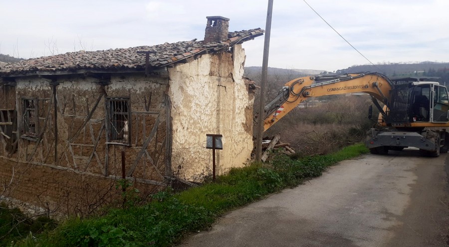 Bursa'da metruk bina yıkımları hız kazandı