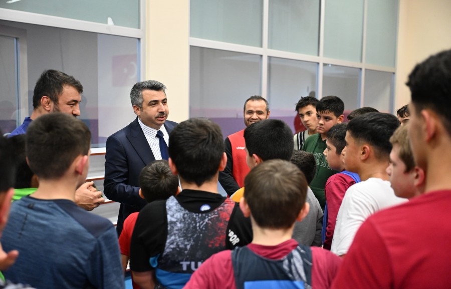 Bursa'da Başkan Yılmaz şampiyon güreşçilerle buluştu