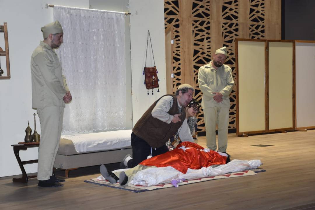 Karacabey Belediyesi’nin tiyatro etkinliği ayakta alkışlandı!