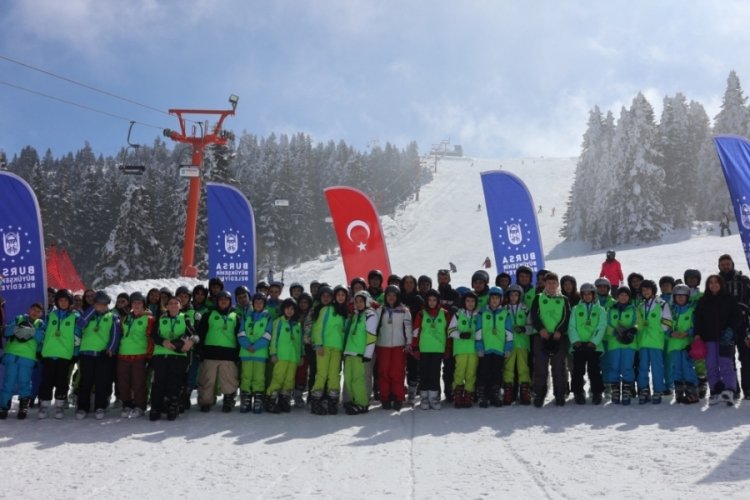 Bursa'nın beyaz cennetinde öğrencilerin kayak heyecanı!