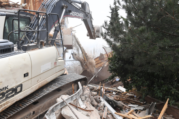 Bursa'daki tarihi surları tehdit eden riskli bina yıkıldı