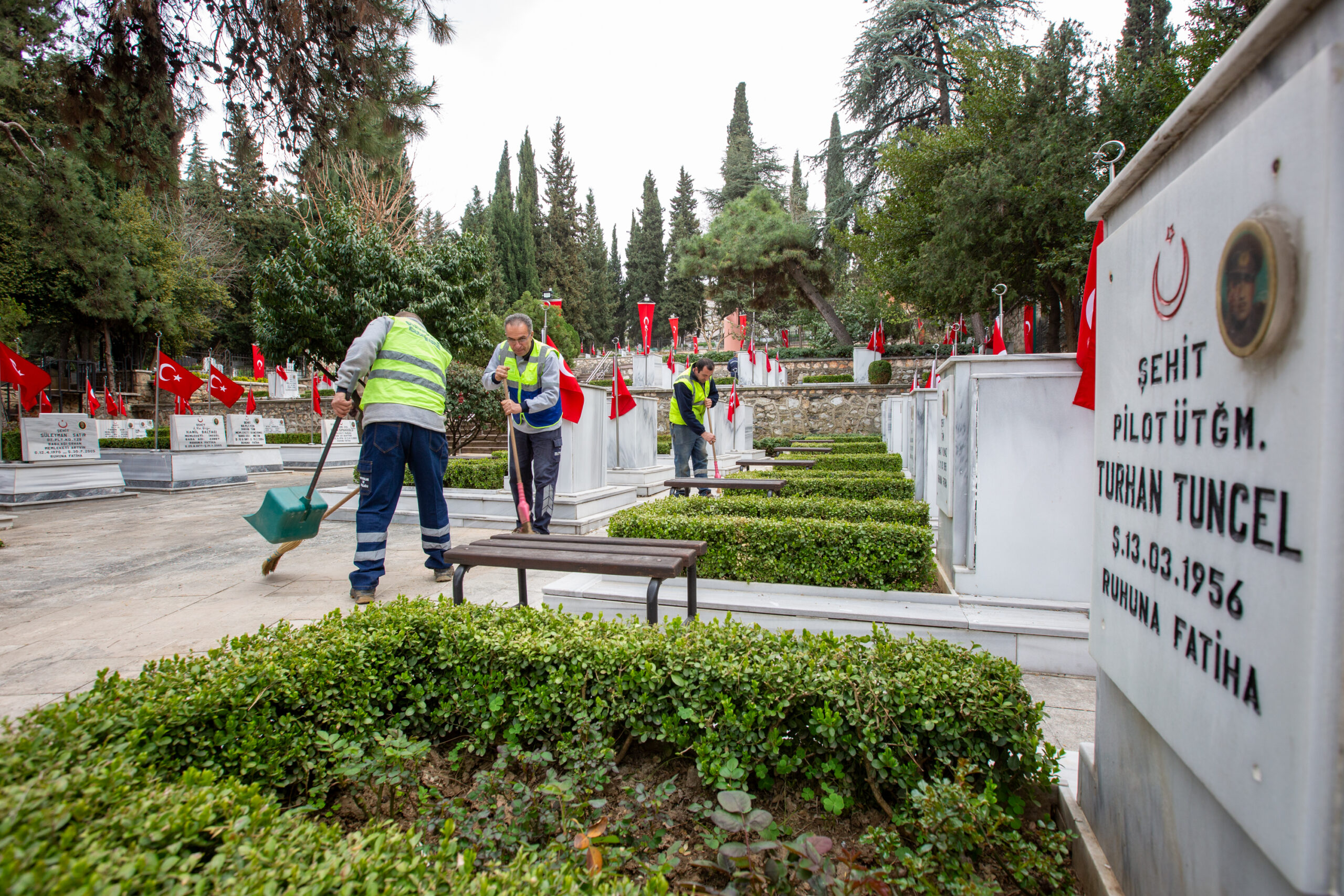 Büyükşehir’den şehitliklerde titiz çalışma