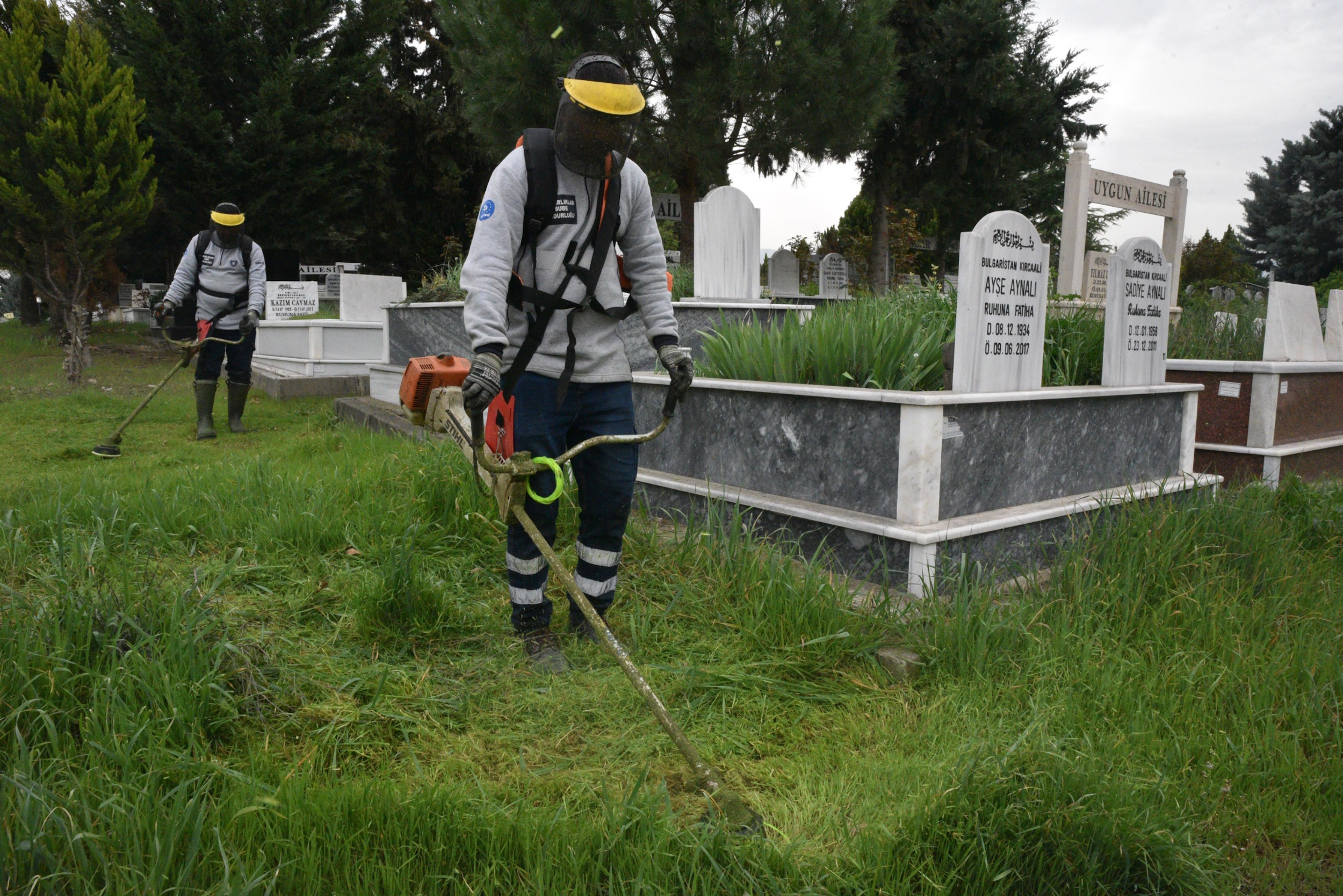 Bursa’da mezarlıklar bayrama hazır