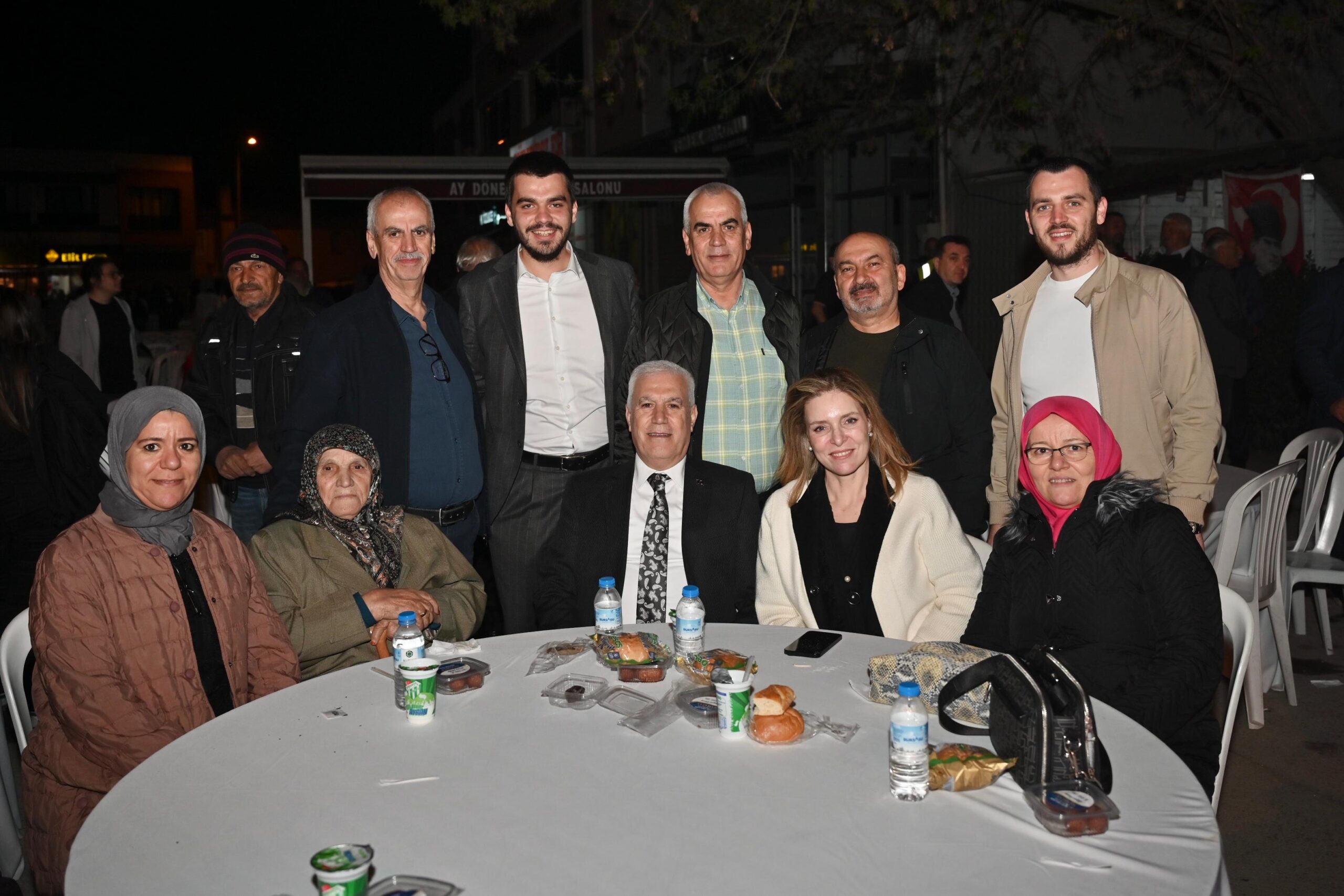 Başkan Bozbey, doğduğu mahallede iftara katıldı