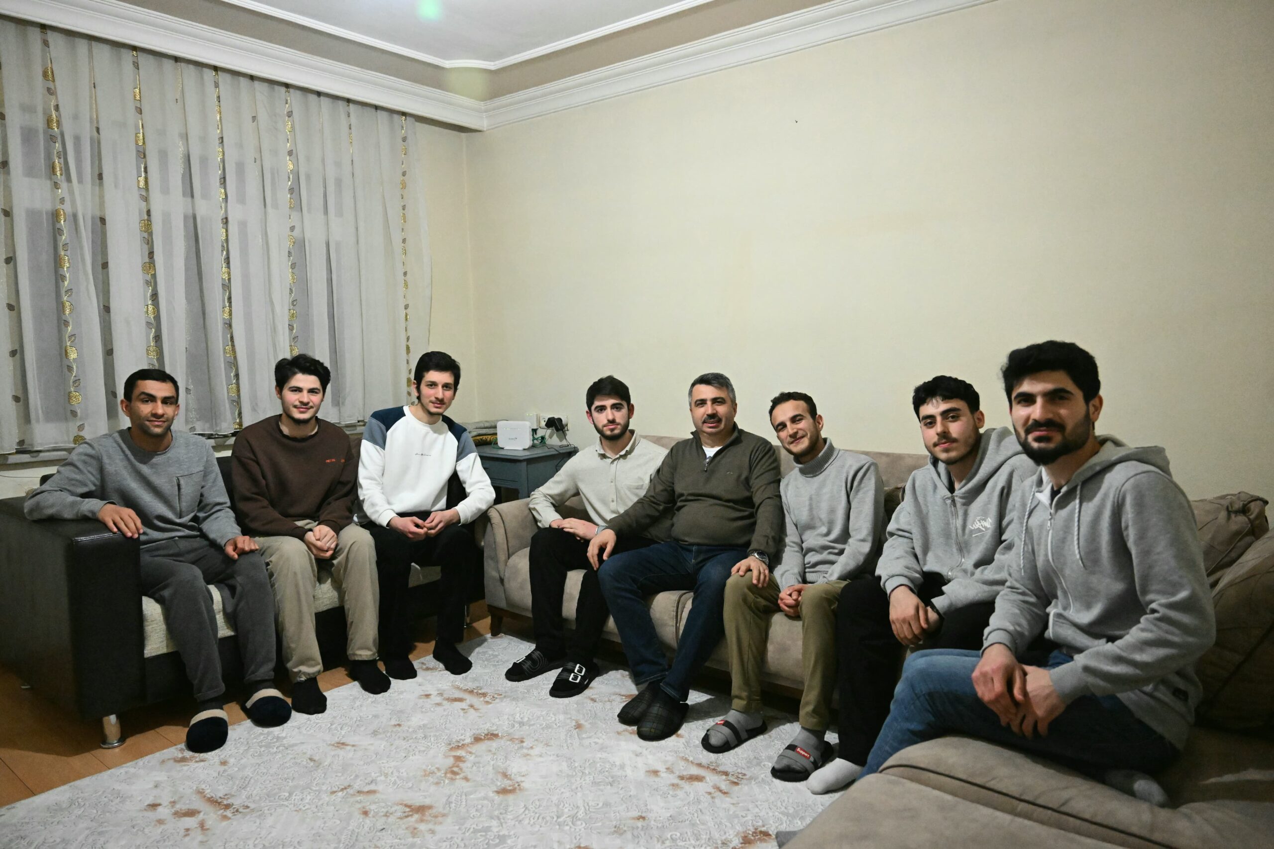 BAŞKAN YILMAZ, SAHURU GENÇLERLE YAPTI