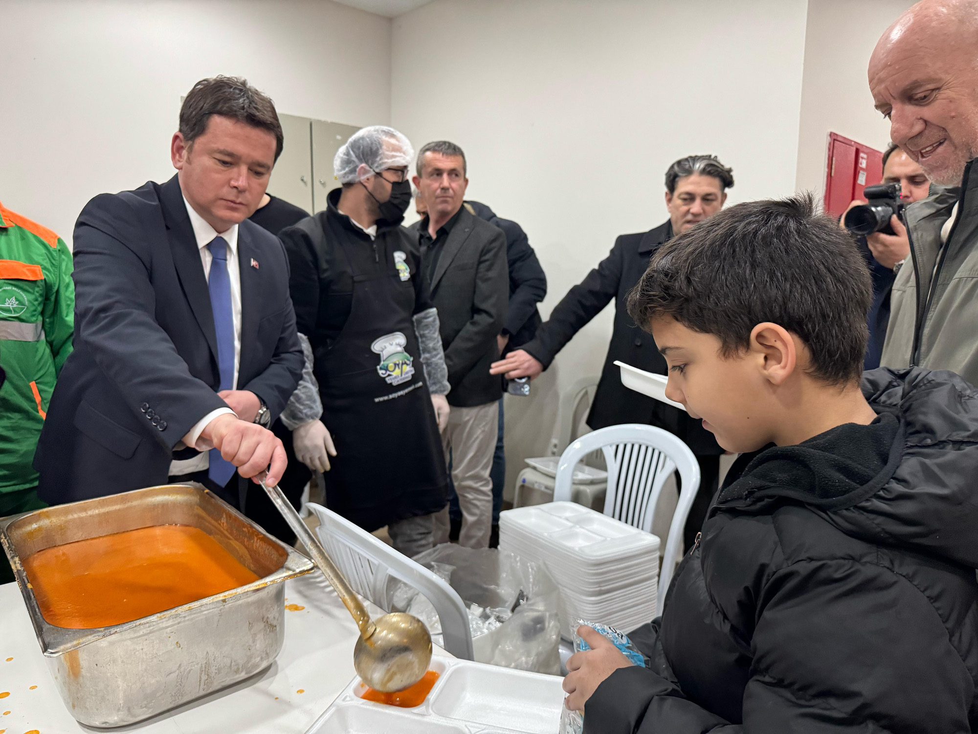 Başkan Aydın Vatandaşlara İftar Yemeği Dağıttı