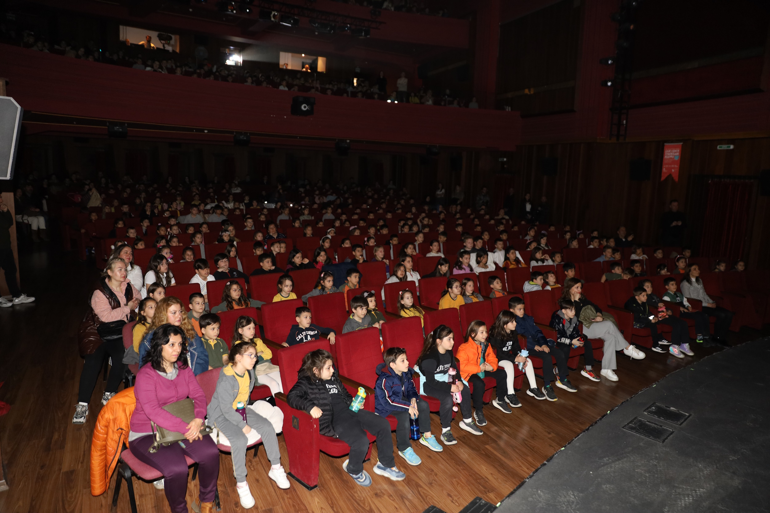 Tiyatro perdesi çocuk ve gençler için açıldı