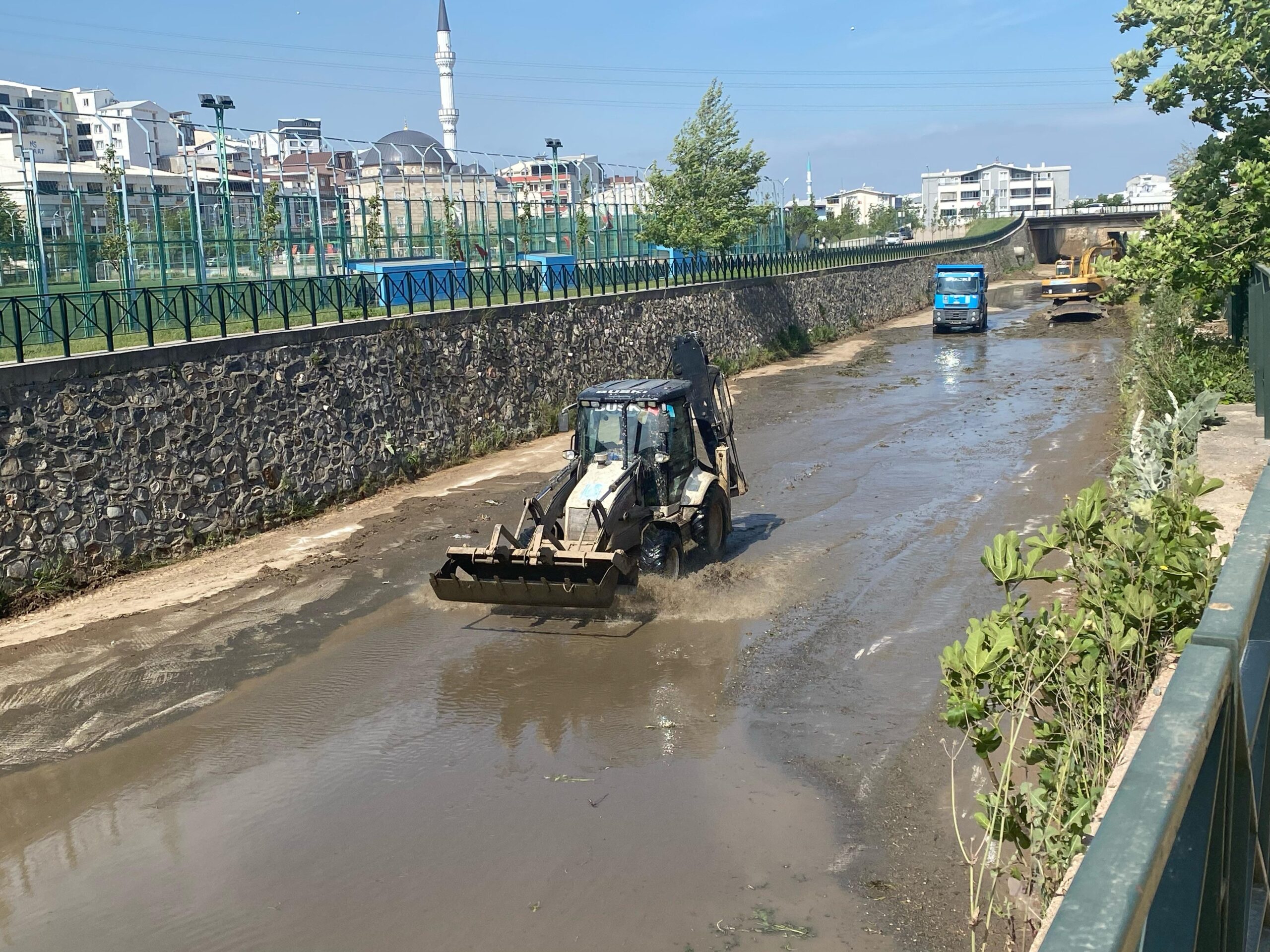 Büyükşehir’den Mandıras Deresi’nde yaz temizliği
