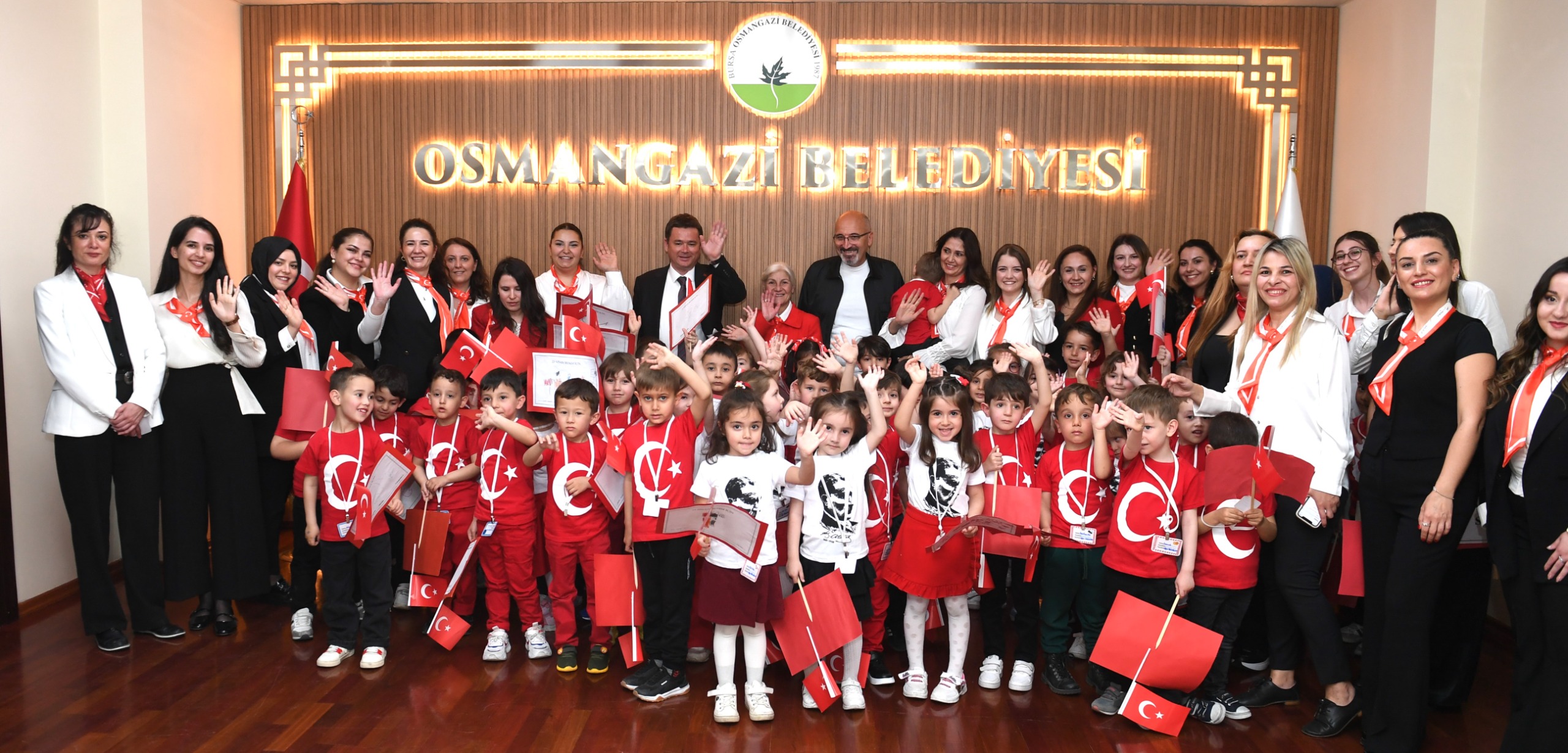 Minik öğrencilerden Başkan Aydın’a 23 Nisan ziyareti