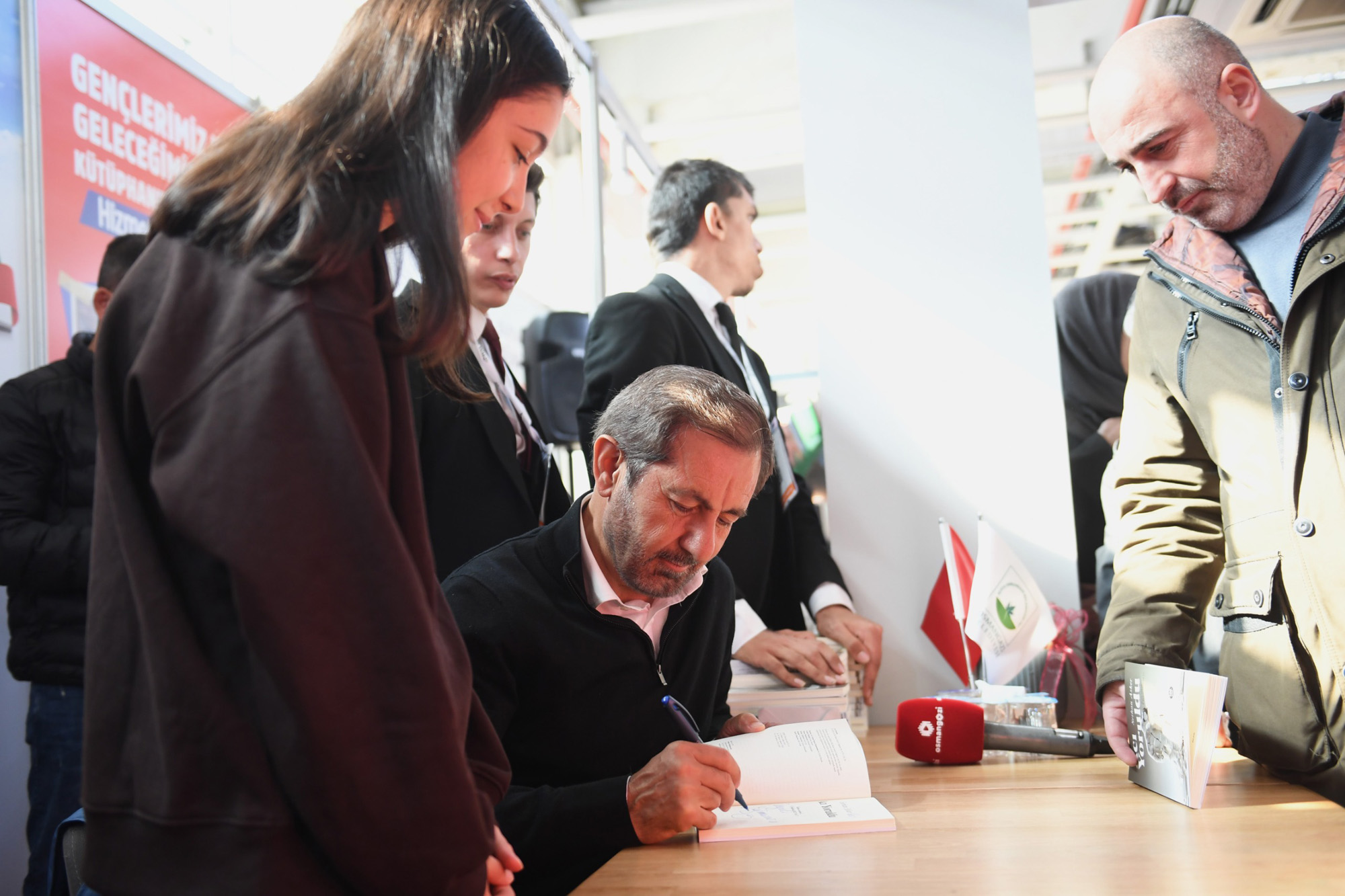 Kitapseverler Osmangazi Belediyesi’nin standında kuyruklar oluşturdu