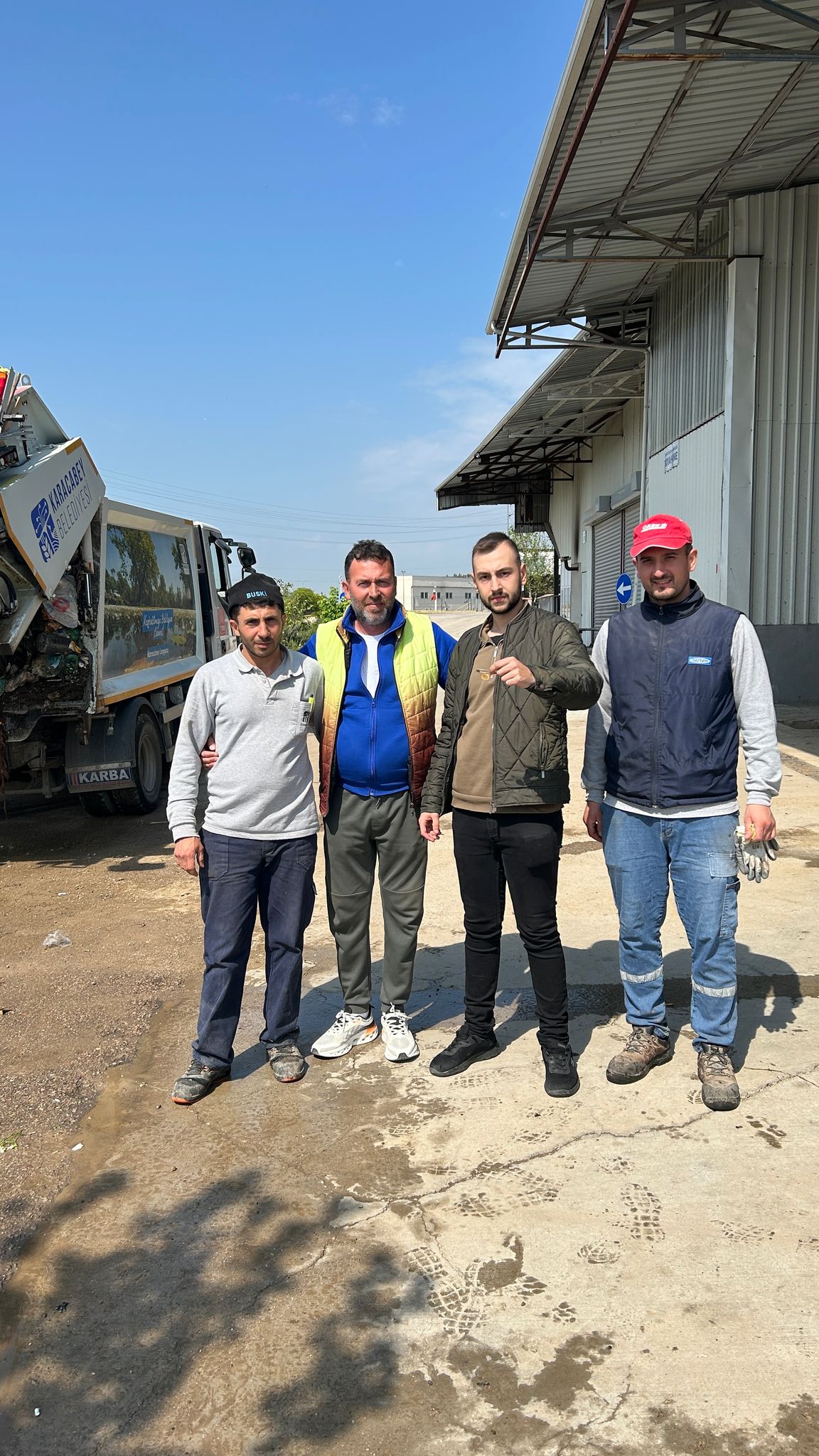 Karacabey Belediyesi temizlik işçileri çöpte kaybolan altınları bulup teslim etti