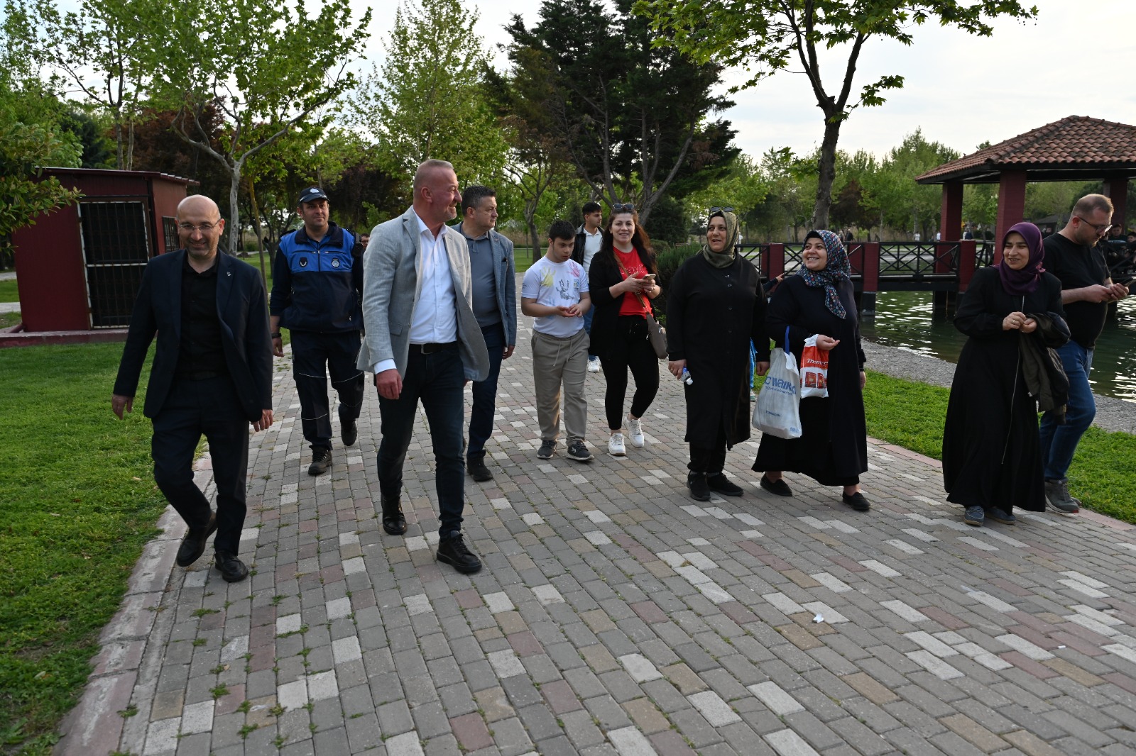 Karacabey Belediyesi Atatürk Kültür Parkı’nı aydınlatıyor