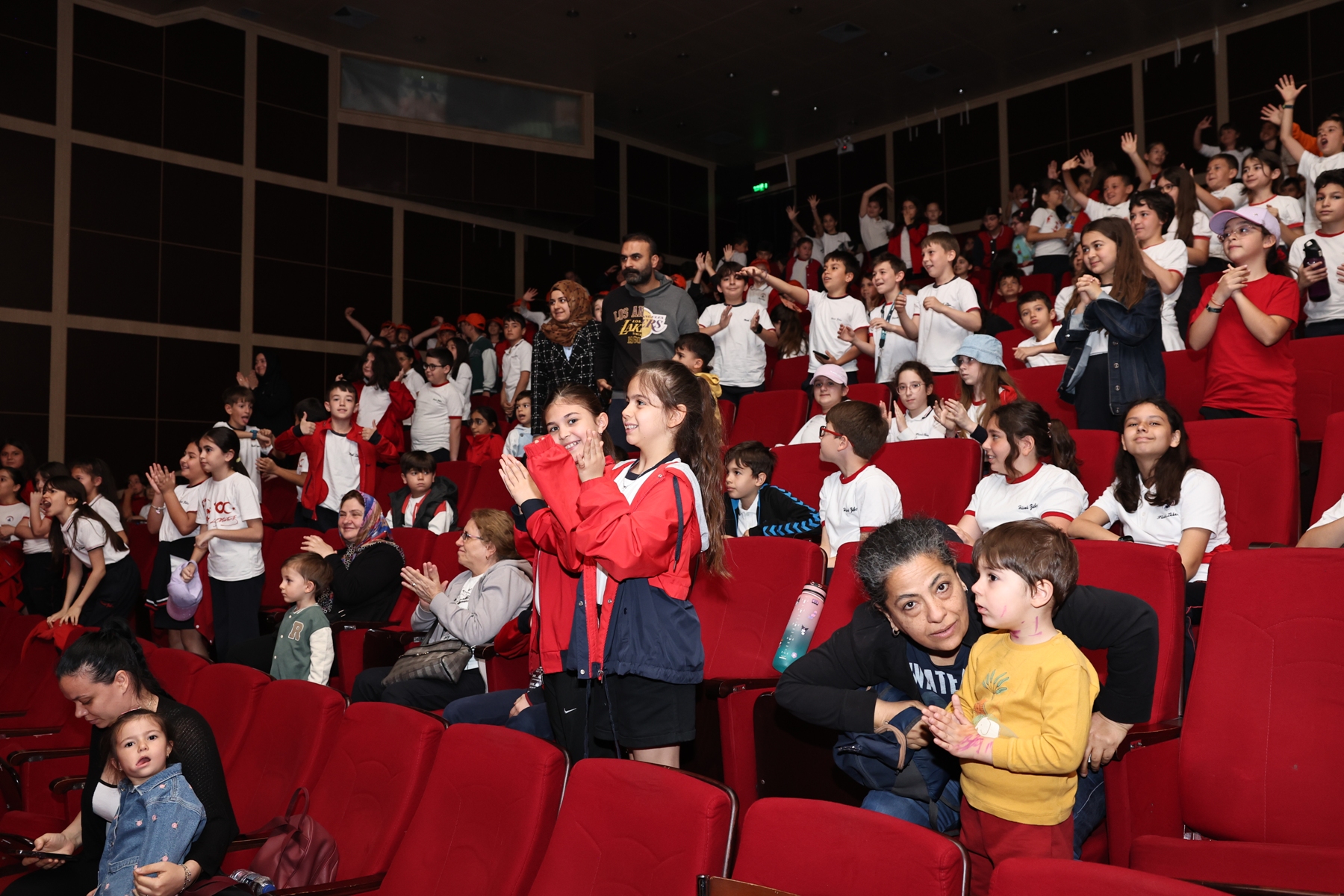 NİLÜFER'DE ÇOCUKLARA TİYATRO ŞÖLENİ BAŞLADI