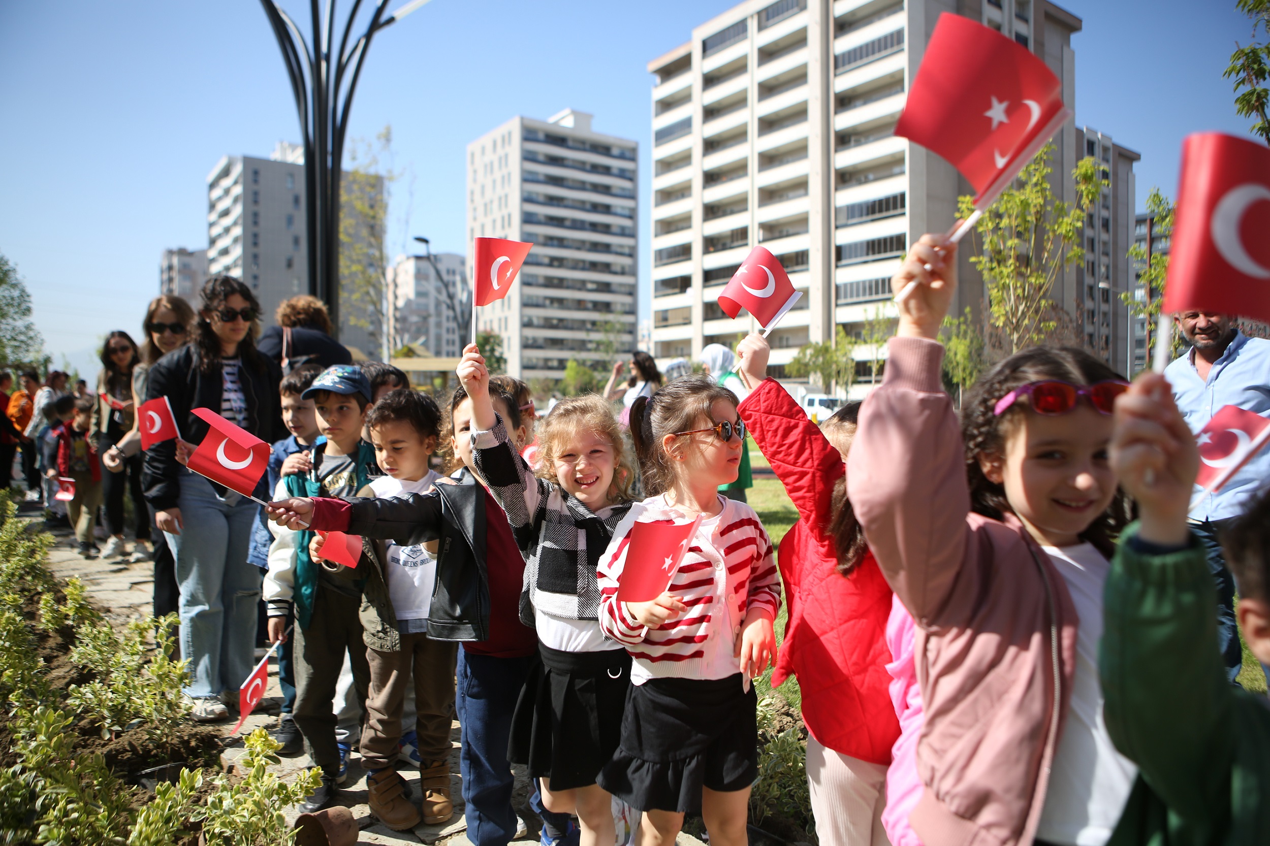 Yeni parkın bitkilerini minikler dikti