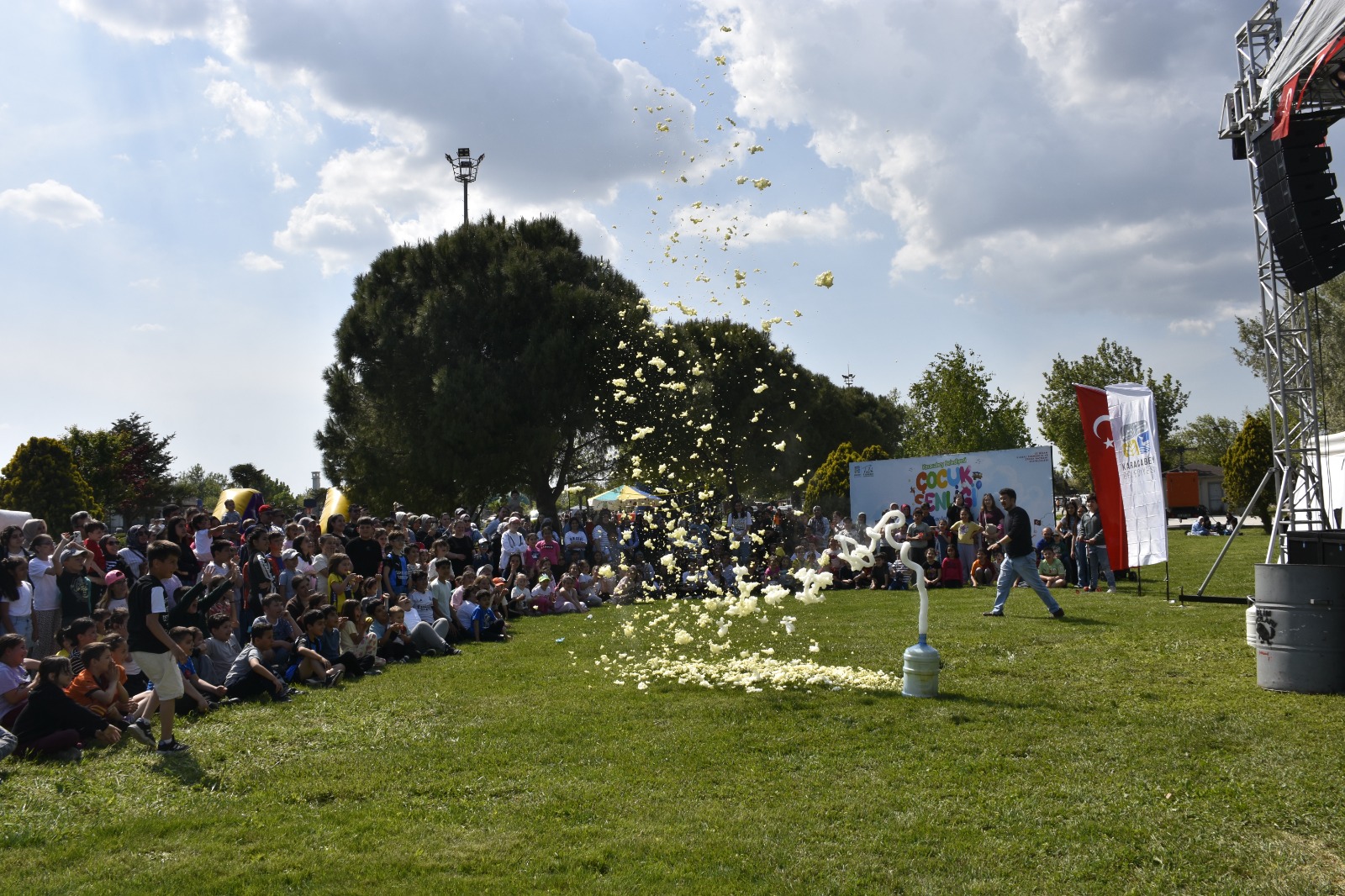 Karacabey Belediyesi’nden 23 Nisan’da miniklere unutulmaz şenlik