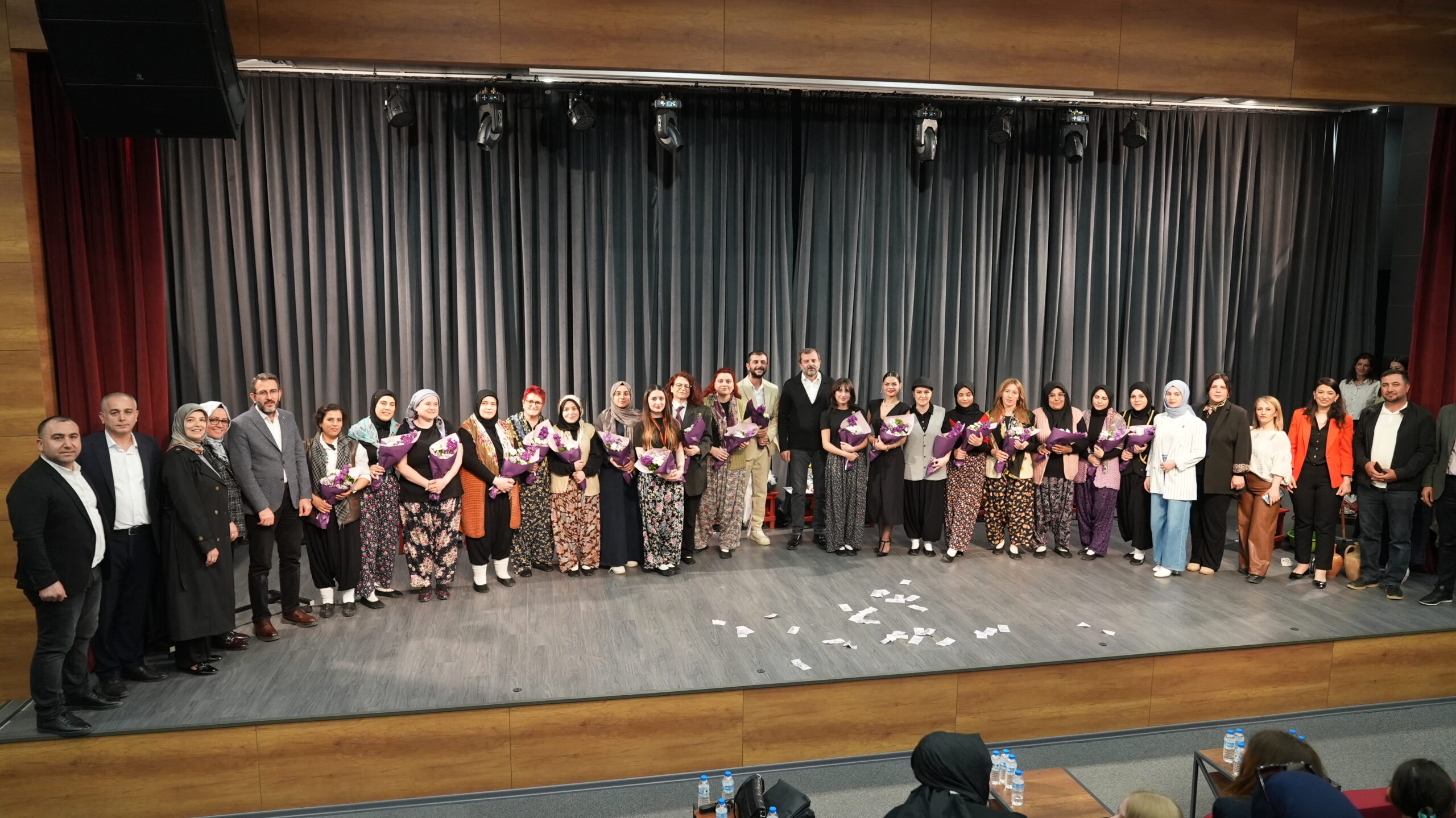 GÜRSULU KADINLAR SAHNE TOZU YUTTU