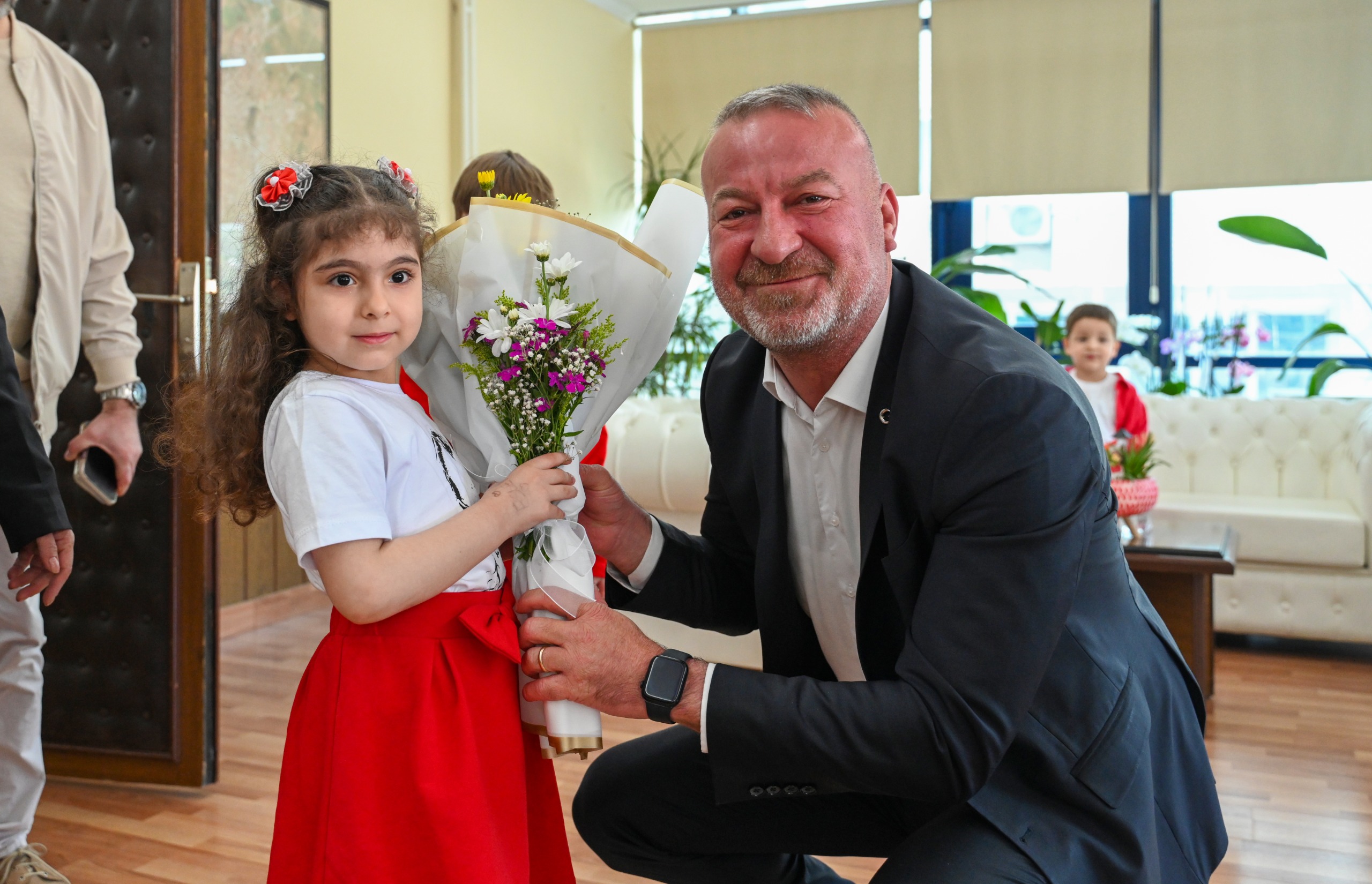 Miniklerden Başkan Karabatı’ya neşeli ziyaret