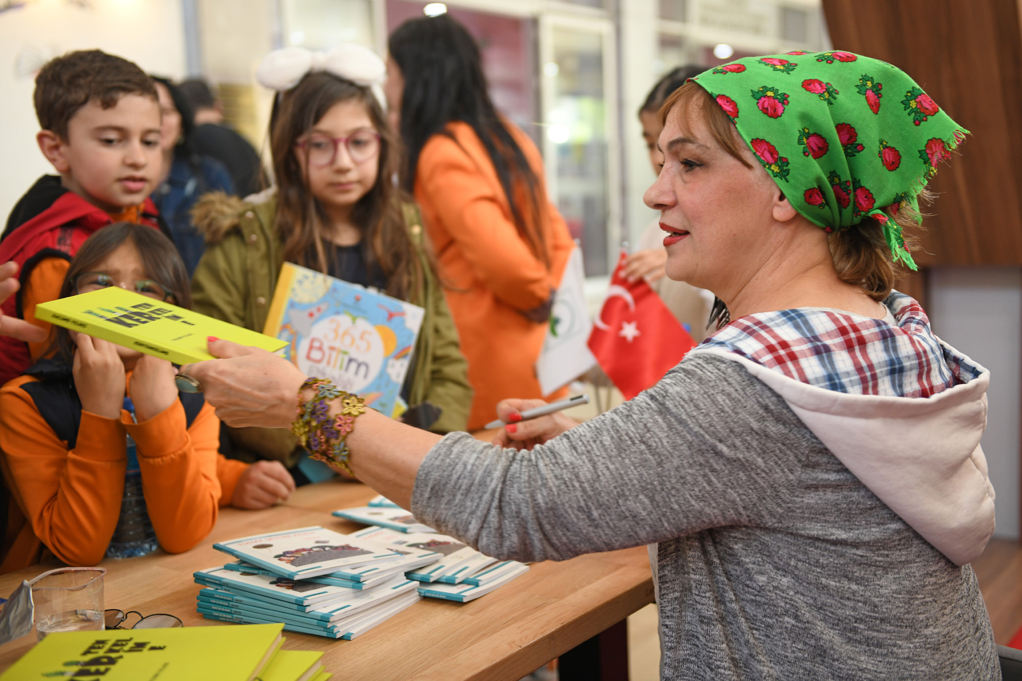 Yazar Halime Yıldız kitaplarını küçük okuyucuları için imzaladı