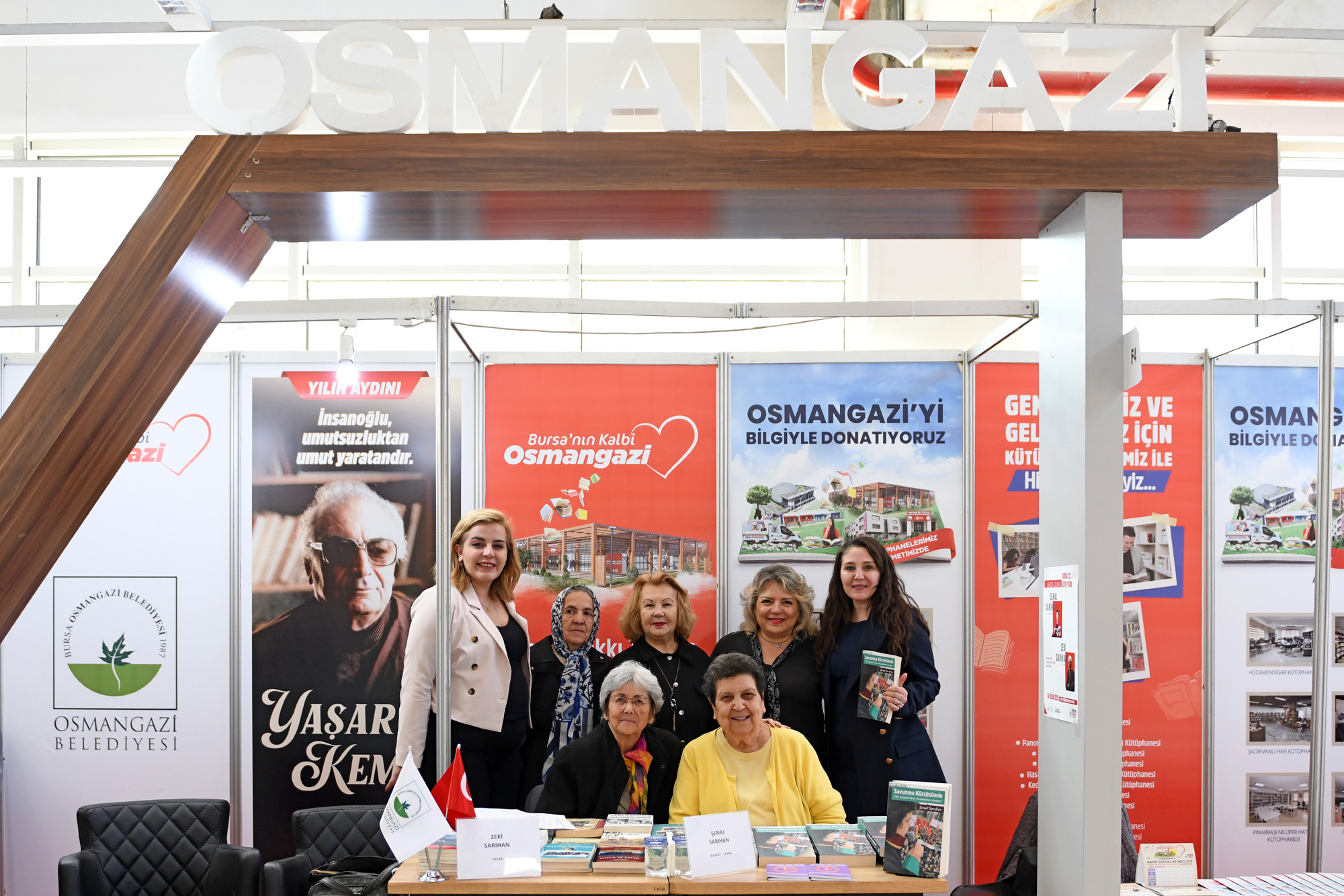 Şenal Sarıhan ve Zeki Sarıhan’a kitapseverlerden yoğun ilgi