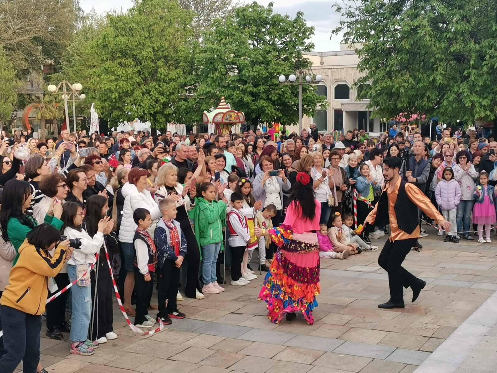 NİLÜFER BELEDİYESİ HALK DANSLARI TOPLULUĞU BULGARİSTAN’DA ALKIŞLARI TOPLADI