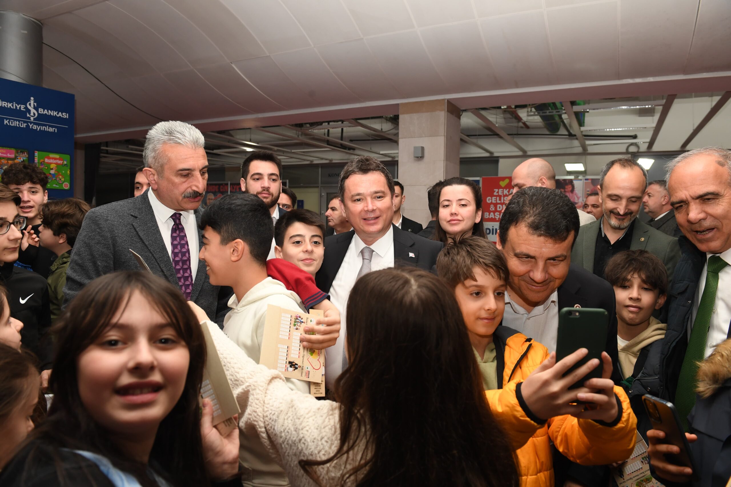 Şair ve yazar Nevzat Çelik okurlarıyla Osmangazi standında buluştu