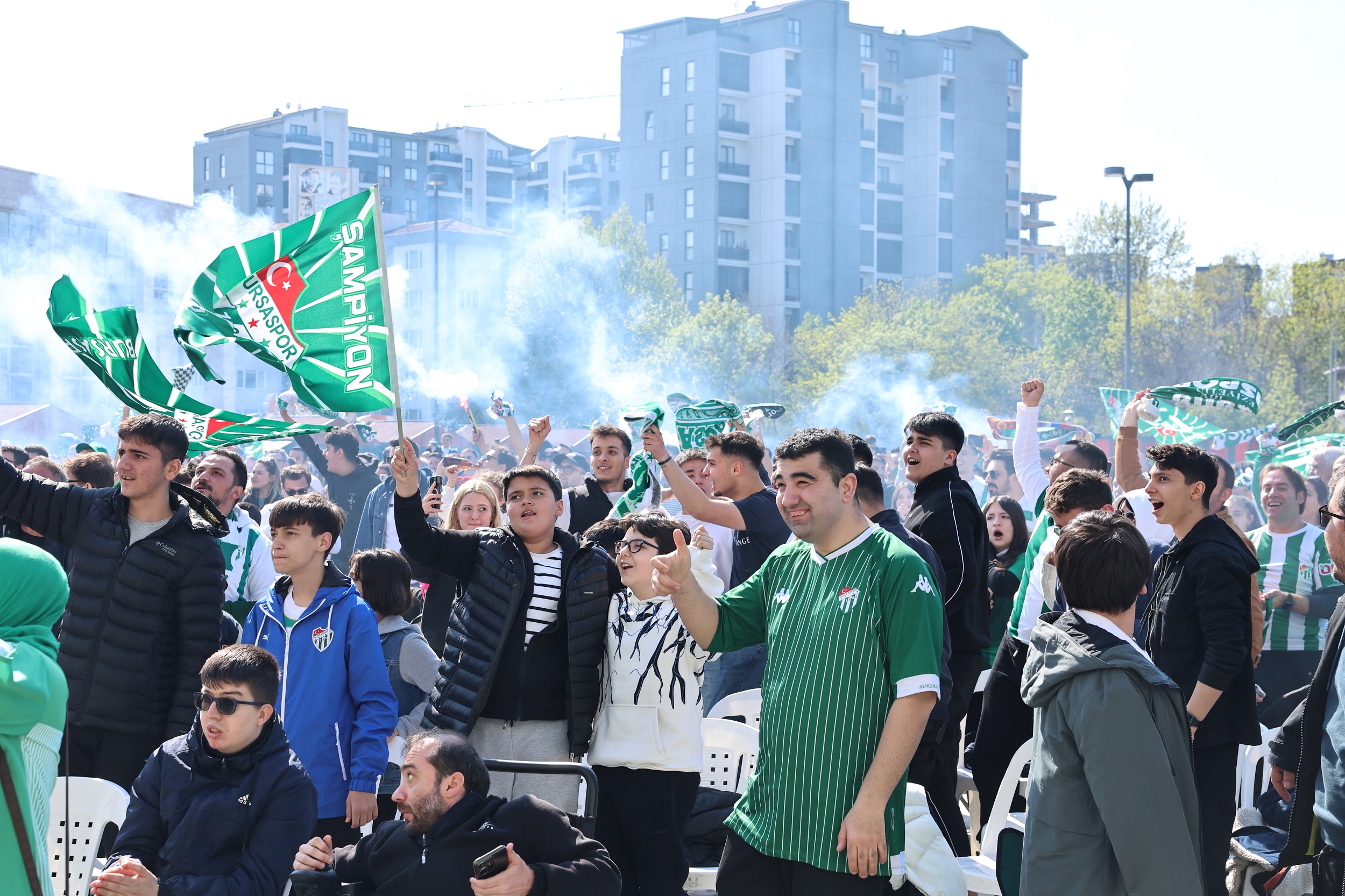 Bursaspor’un şampiyonluk maçı Halk Evi önünde dev ekranda izlendi