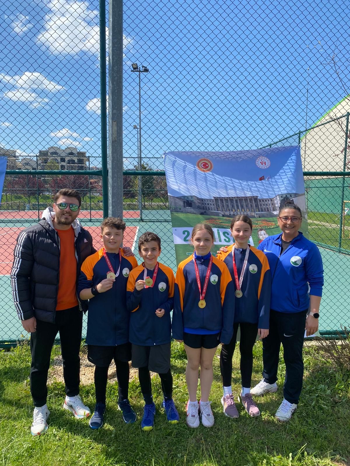 Osmangazi’nin genç raketleri kortta yıldızlaştı