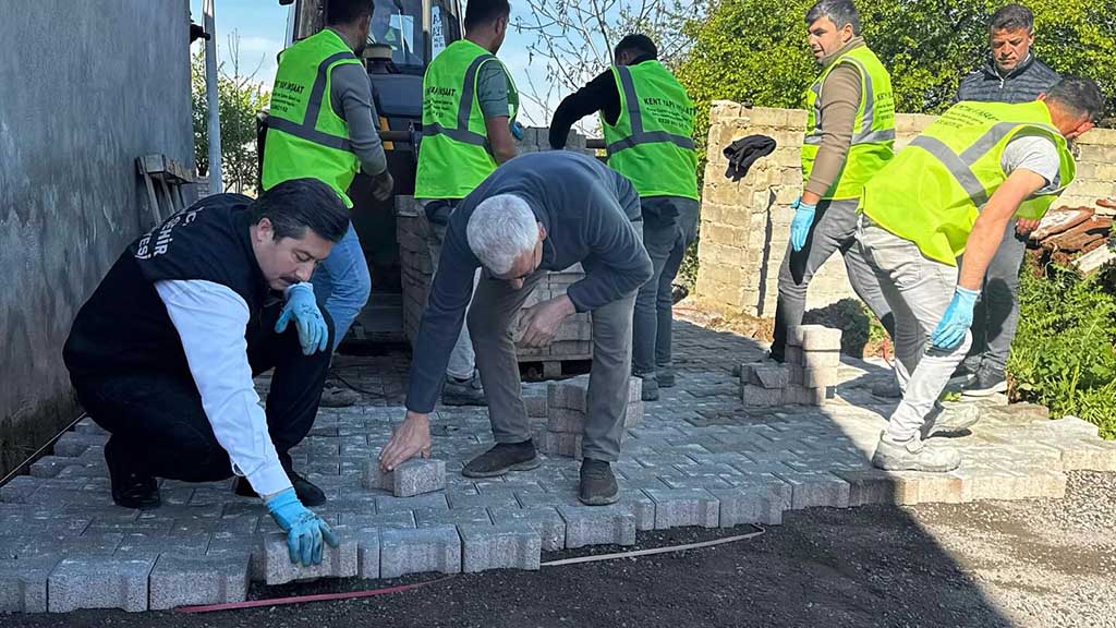 YENİŞEHİR KIRSALINA PARKE TAŞLARI DÖŞENİYOR