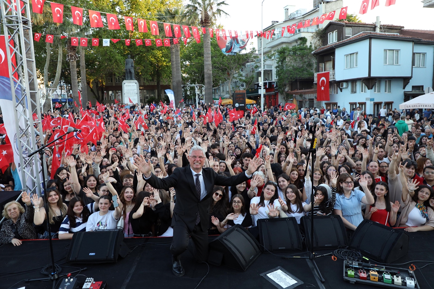 MUDANYA’DA 19 MAYIS COŞKUSU MEYDANLARI DOLDURDU