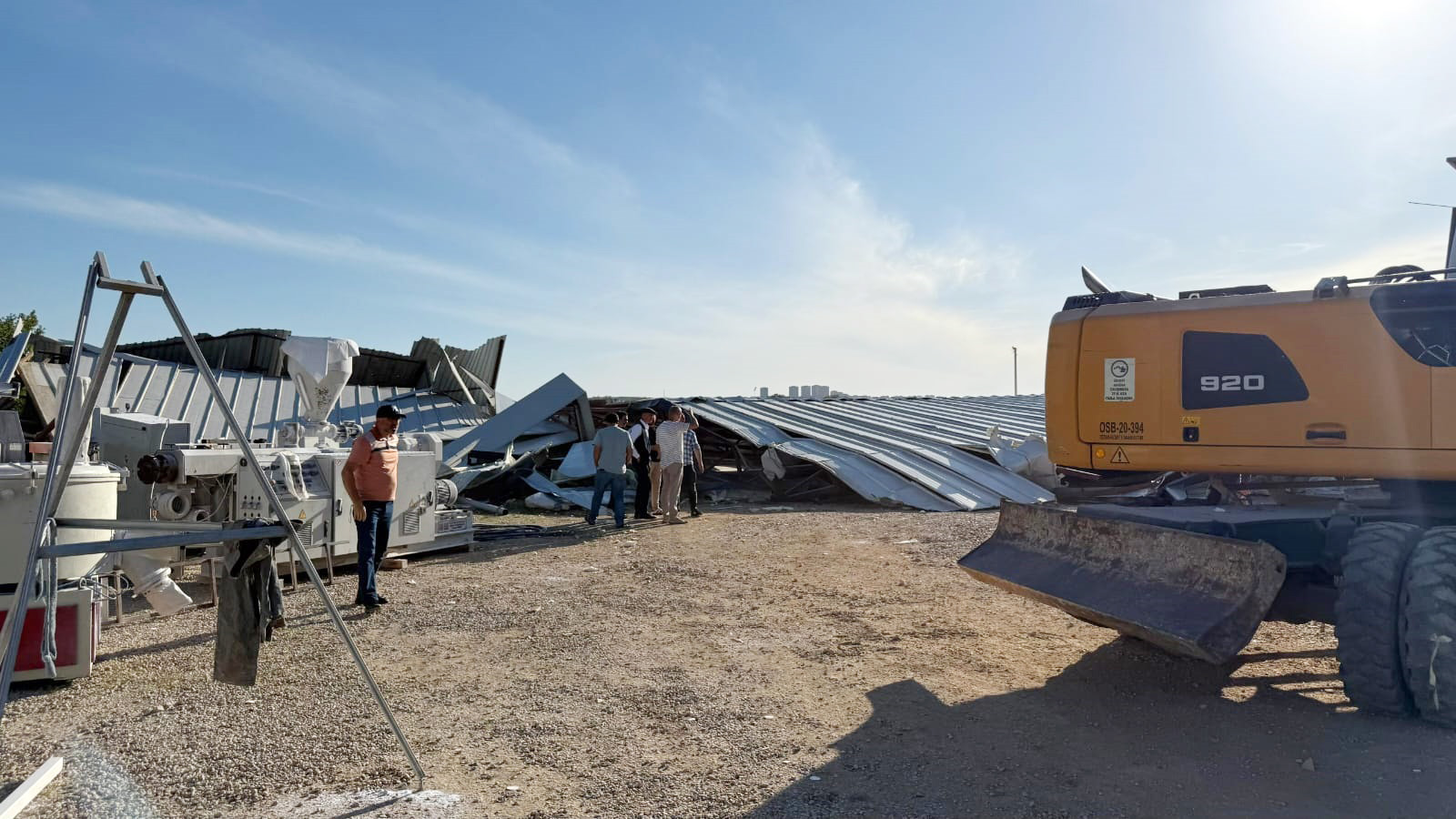 Tarım arazisine inşa edilen kaçak depo yıkıldı