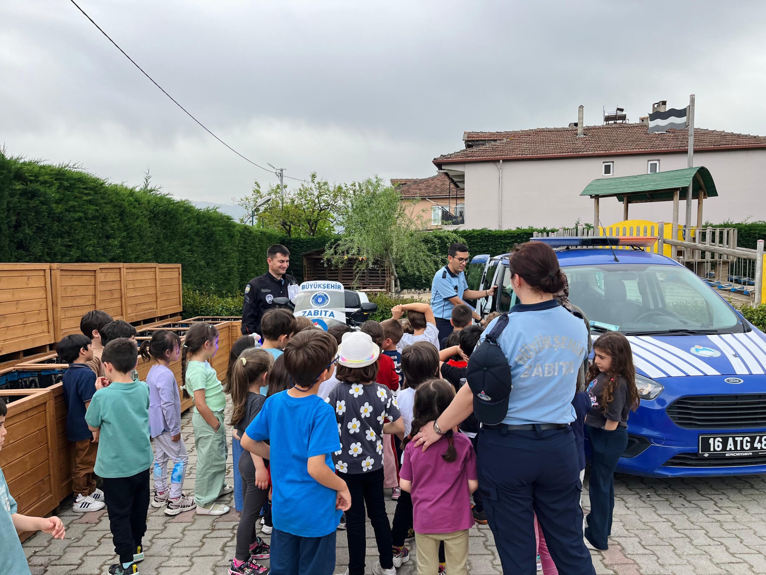 Büyükşehir zabıtasından çocuklara trafik eğitimi