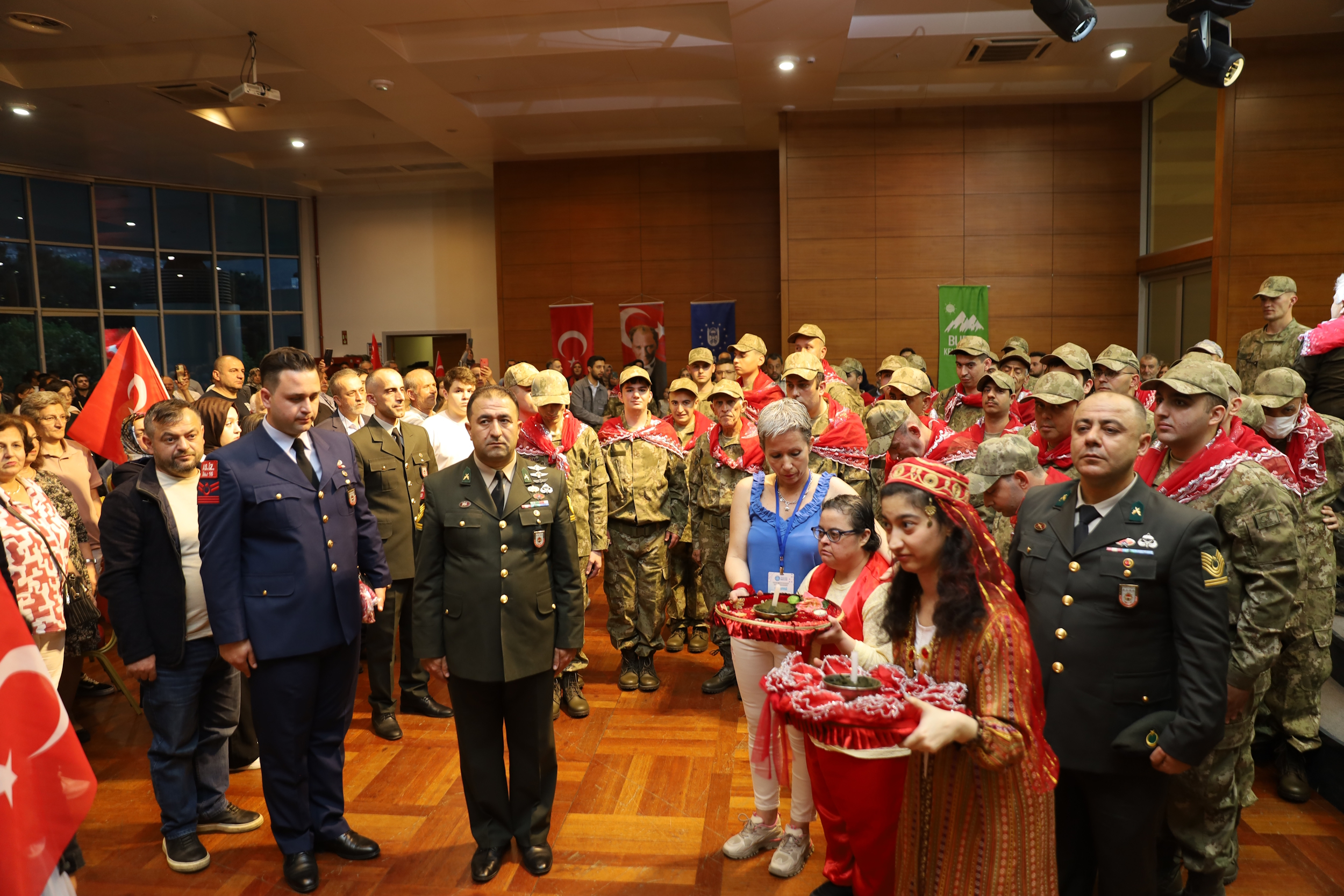 Bursa’da ‘özel askerler’ için kına eğlencesi