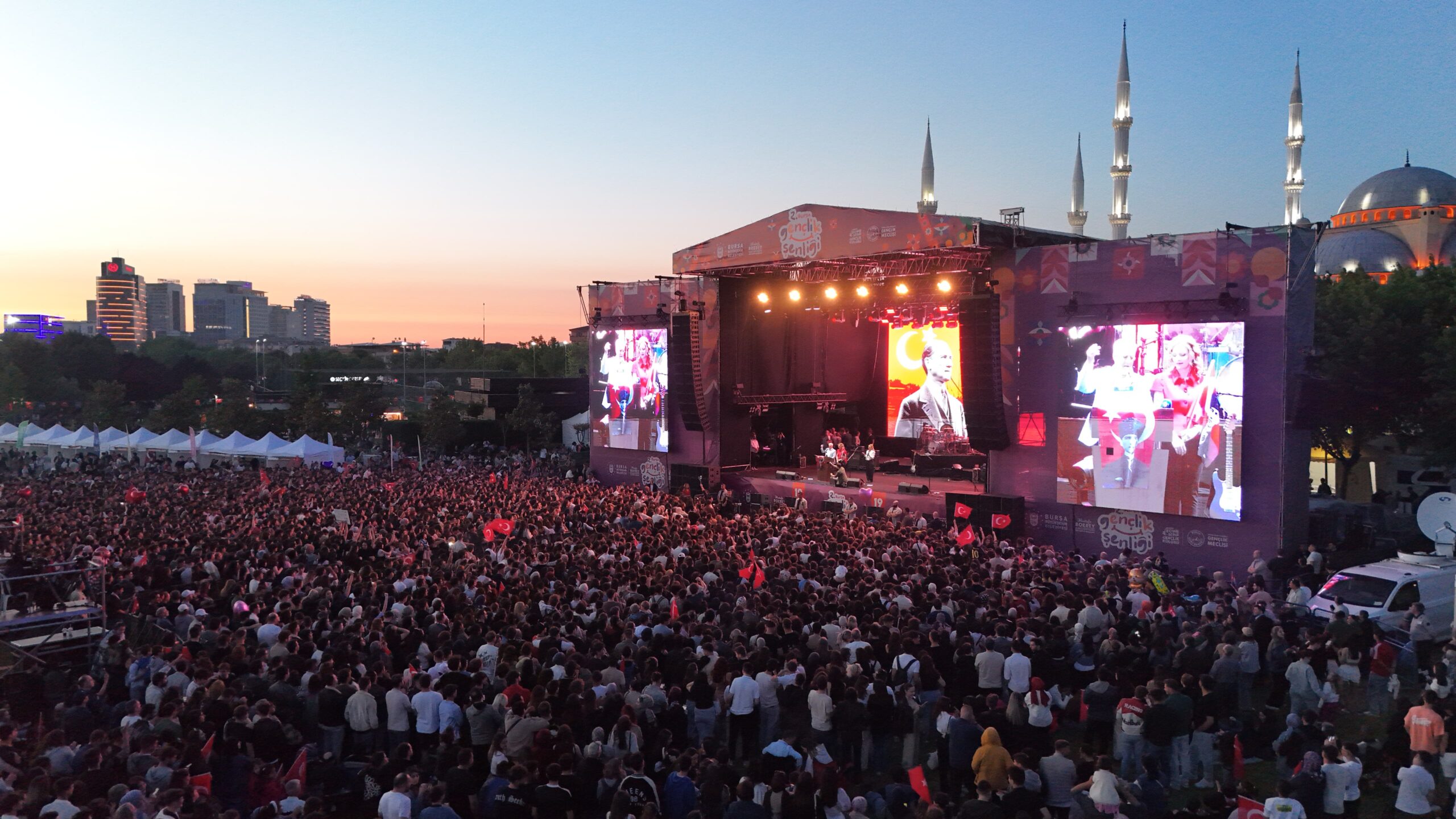 Bursa’da 19 Mayıs coşkusu ‘Mor ve Ötesi’ ile zirve yaptı