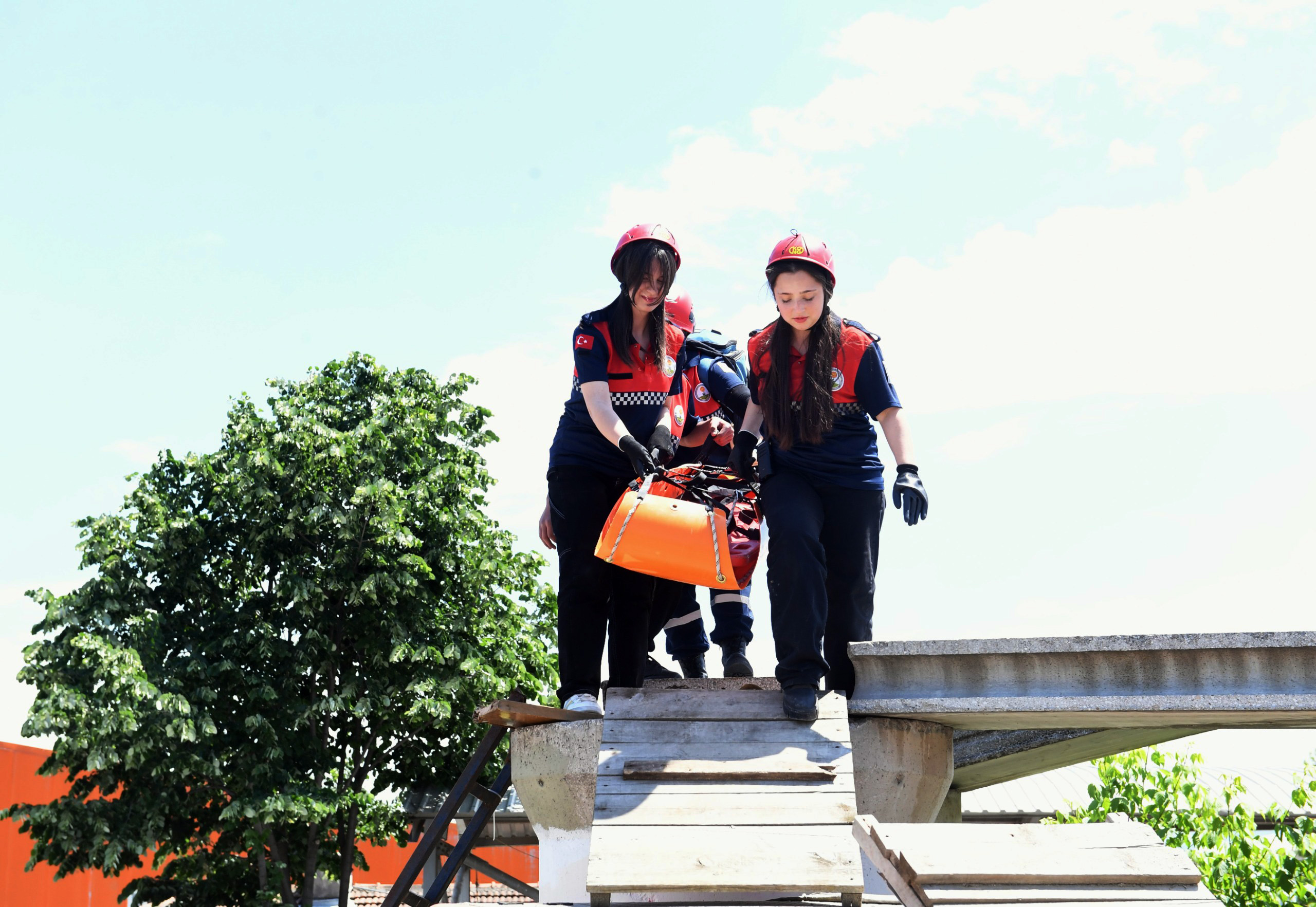 Liseli öğrencilerden nefes kesen tatbikat