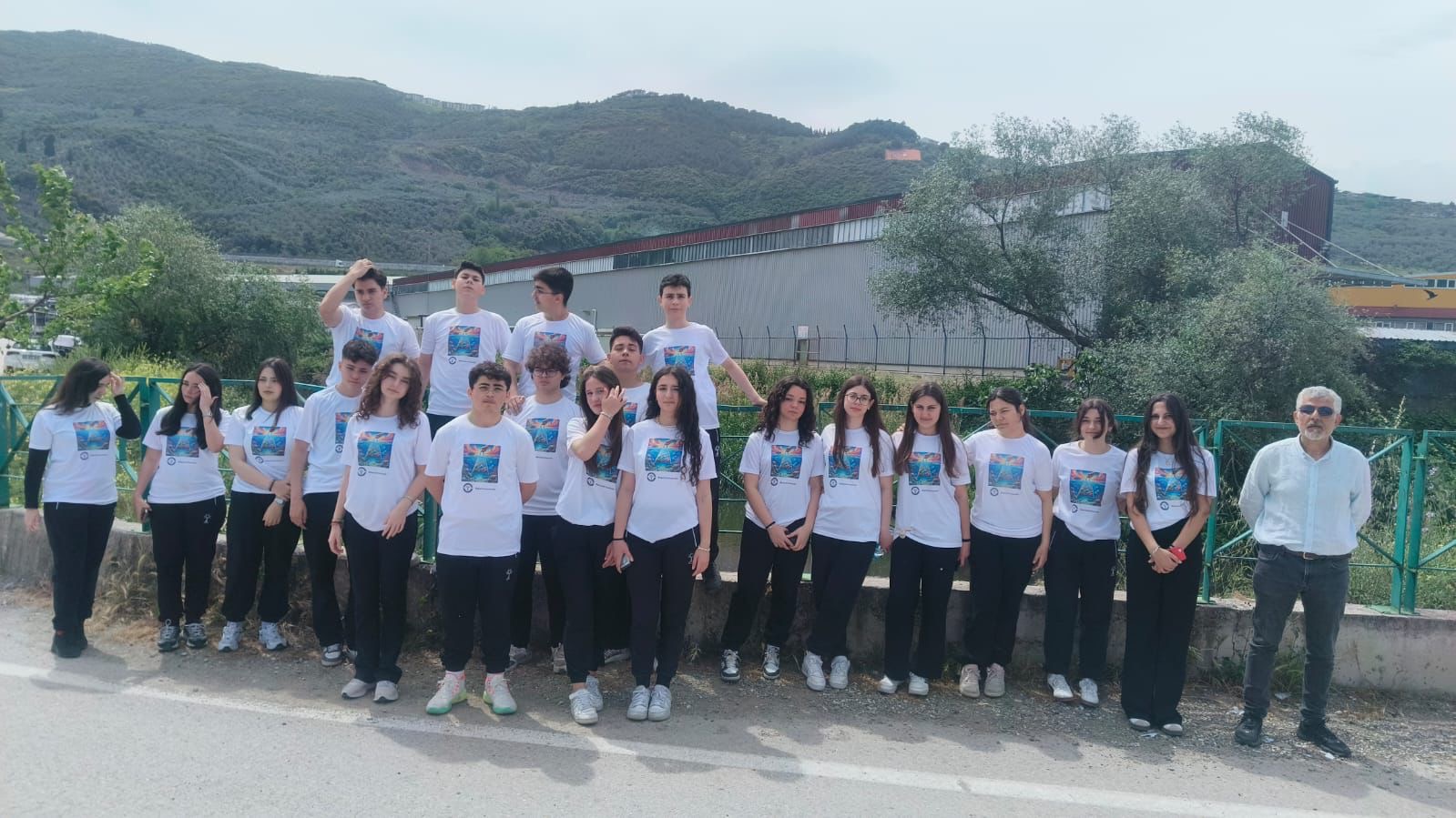 GEMLİK KENT KONSEYİ VE MAVİ DEDEKTİFLER'DEN ÇEVREYE DUYARLI ETKİNLİK