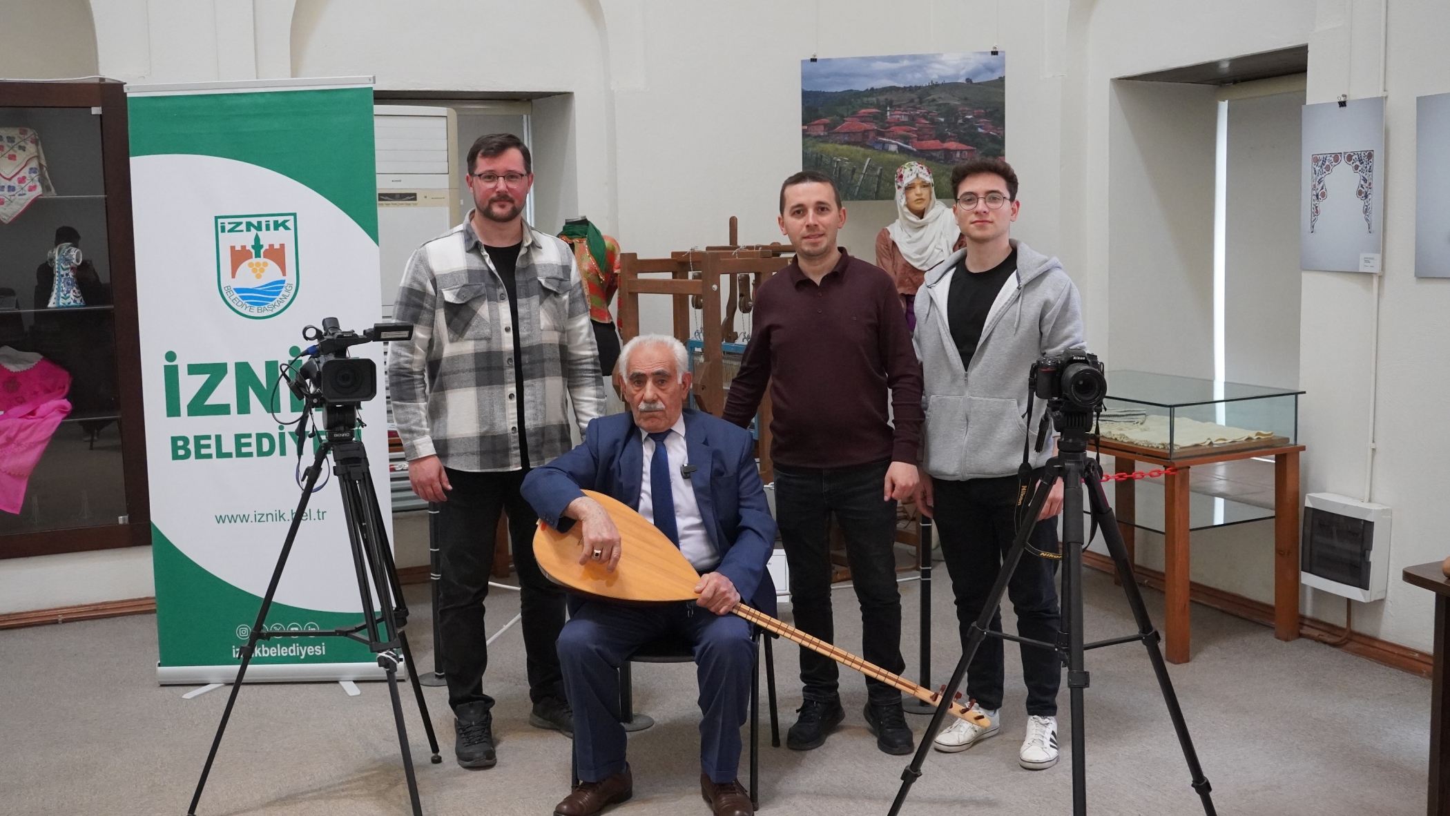 65 yıldır sazı ve kalemi elinde