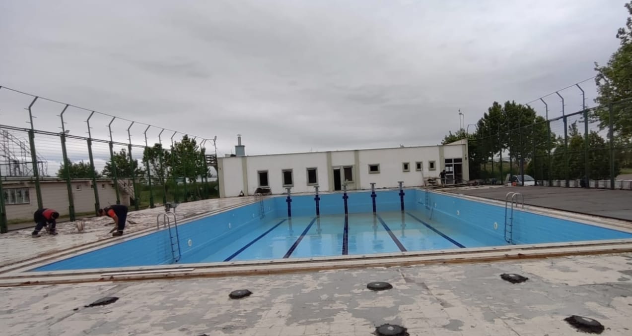 Karacabey Belediyesi yüzme havuzunu yaza hazırlıyor