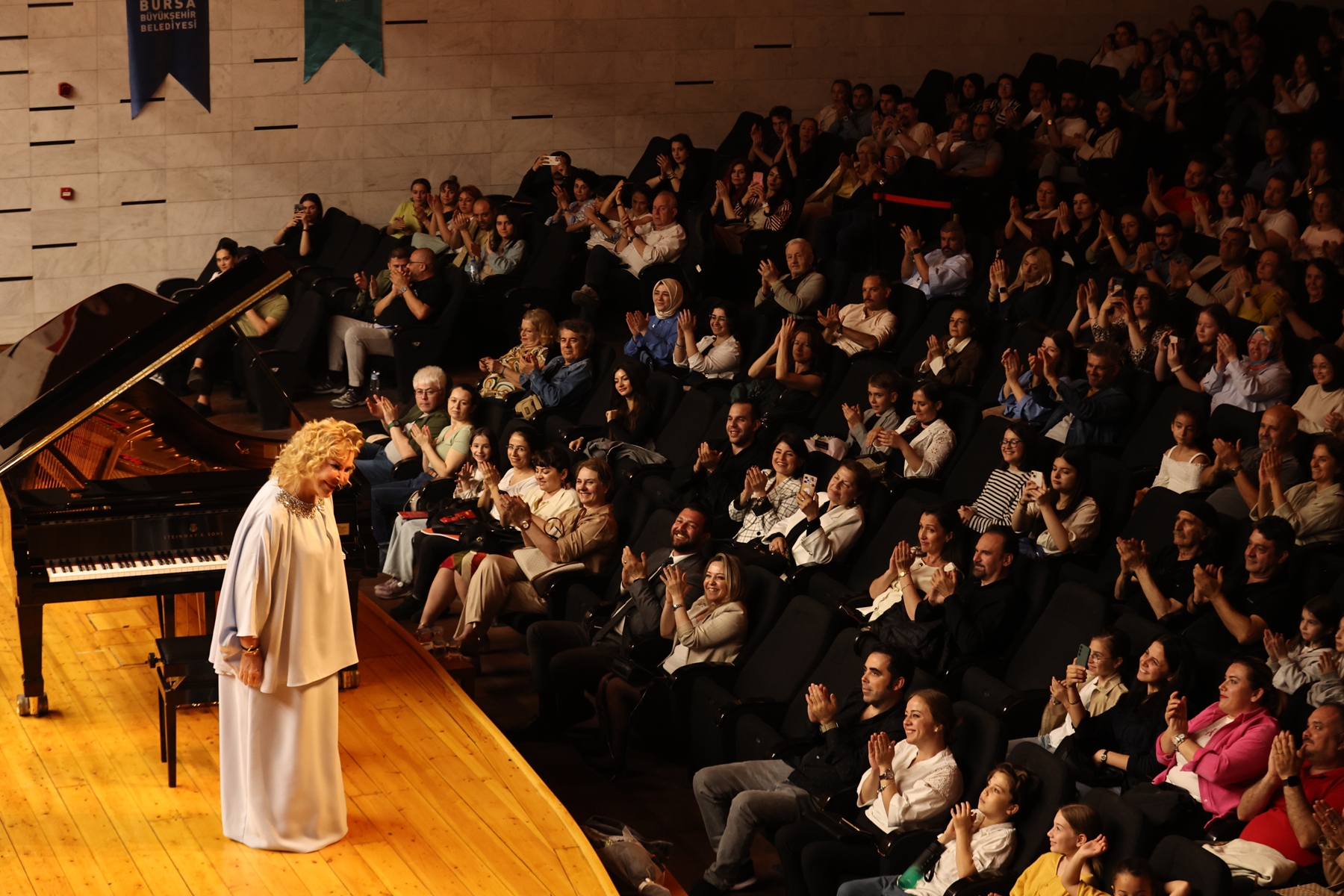 NİLÜFER SENFONİ ORKESTRASI İLK KONSERİNDE GÜLSİN ONAY'I AĞIRLADI