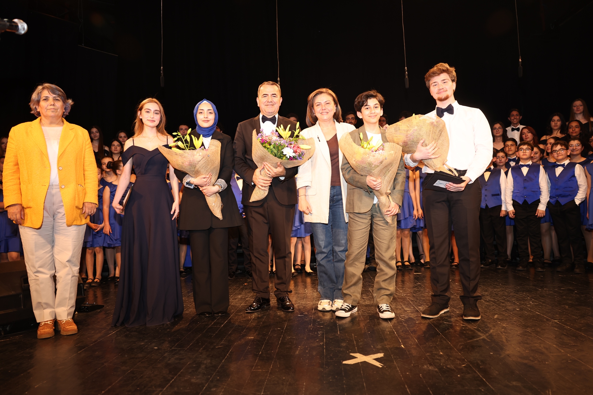 NİLÜFER ÇOCUK VE GENÇLİK KOROLARI YIL SONU KONSERİNDE BÜYÜLEDİ