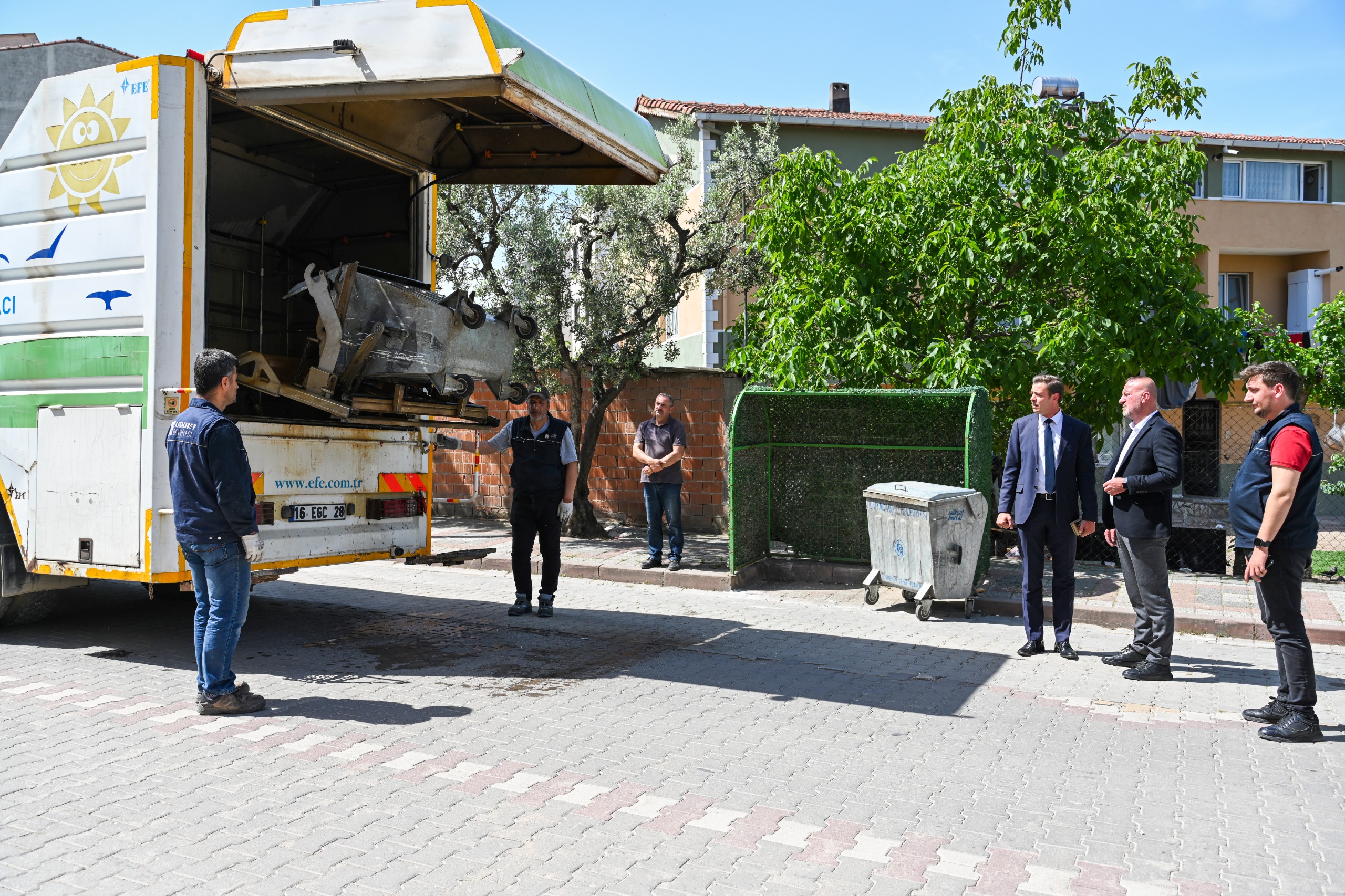 Karacabey Belediyesi'nden çöp konteynerine özel temizlik