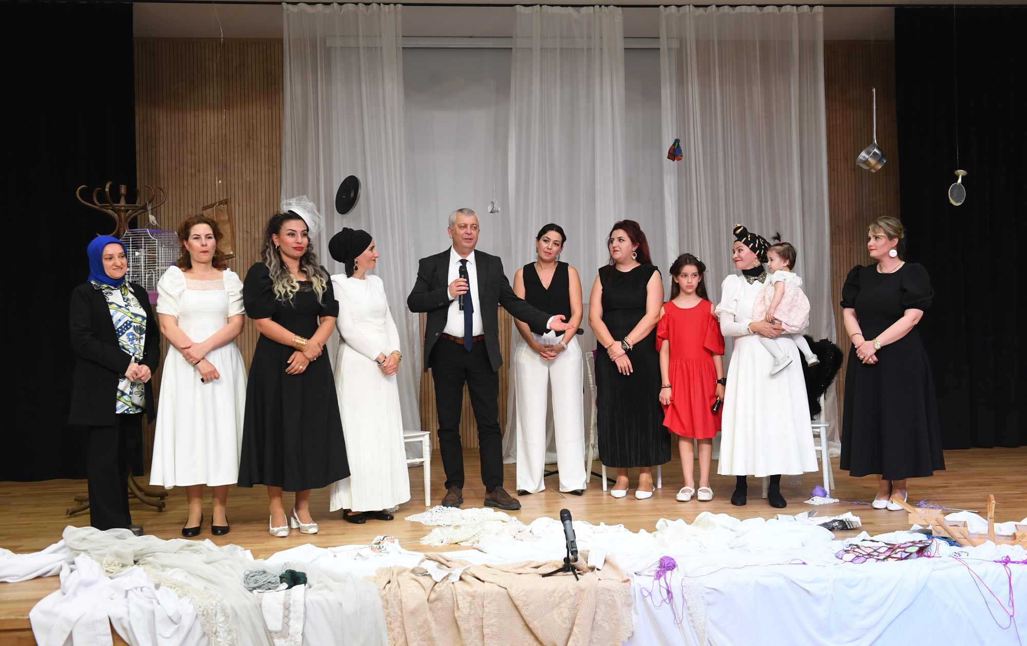 Tiyatro eğitimini tamamlayan kadınların sahne heyecanı