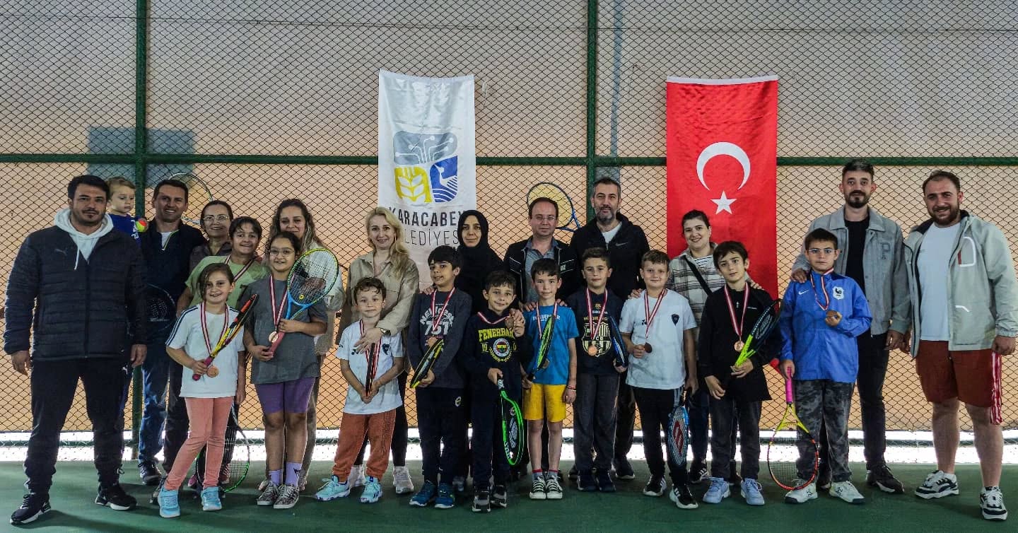 Karacabey Belediyesi Spor Tesisleri'nde minik raketler sahne aldı