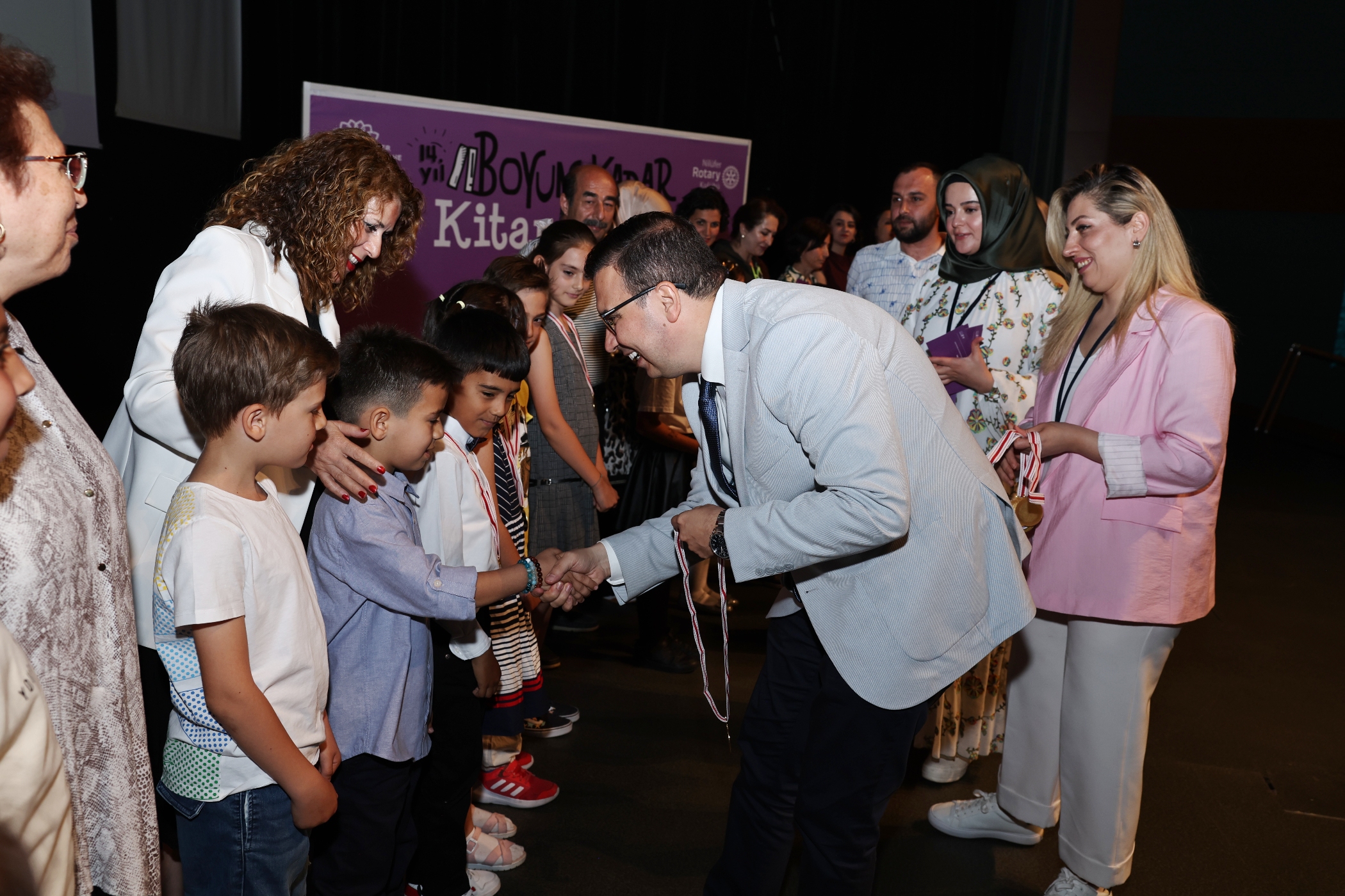 Boyları kadar kitap okudular, ödülleri kaptılar