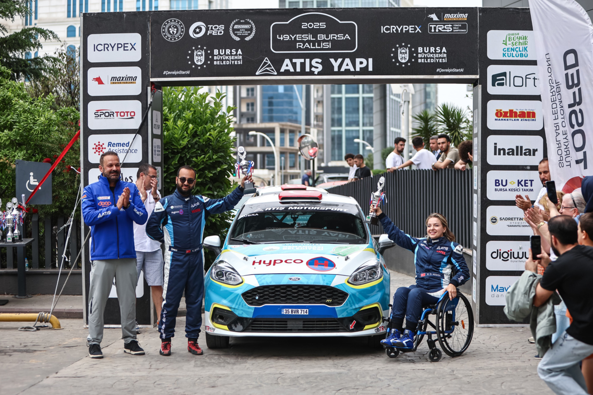 Engelli ralli pilotu Kübra aracını başarıdan başarıya sürüyor