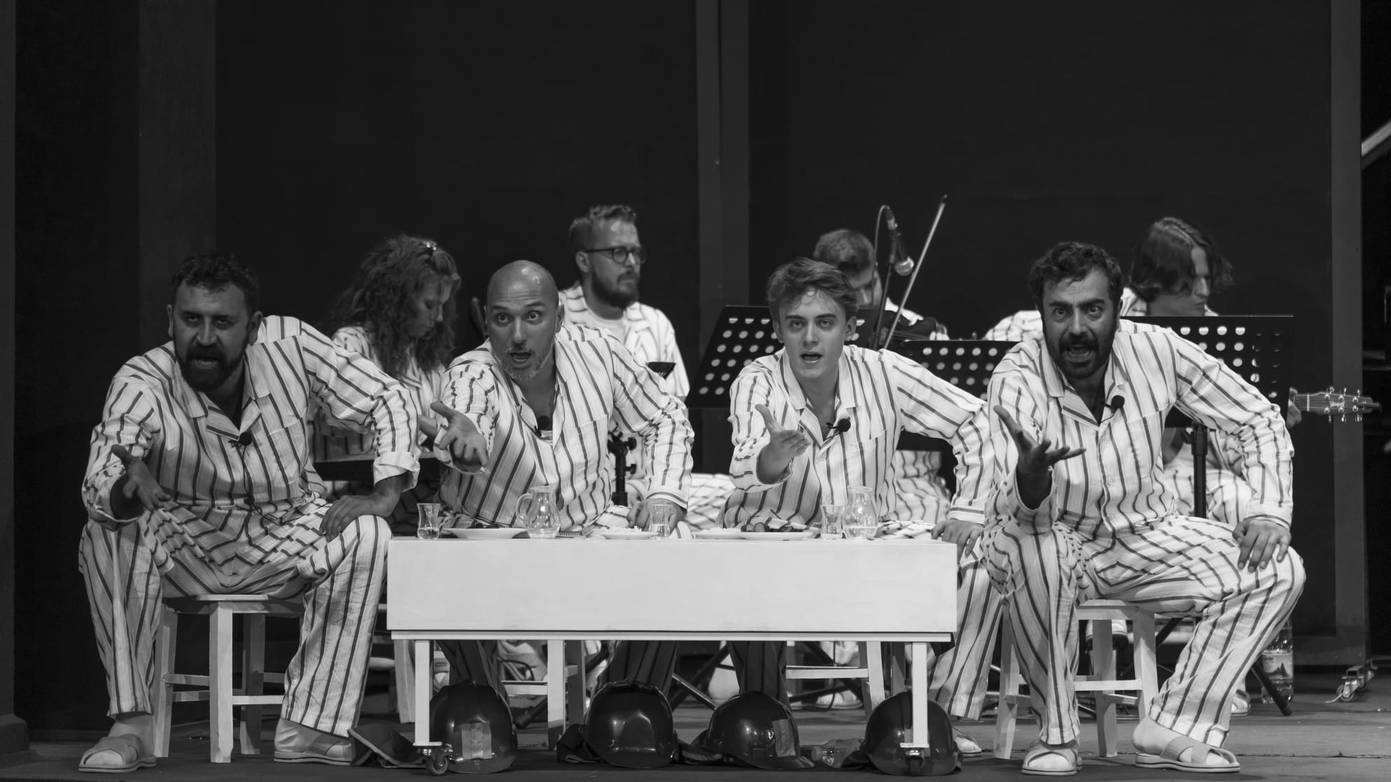 Karacabey’de sanat dolu gece; ‘Süleyman ve Öbürsüler’ tiyatroseverlerle buluştu