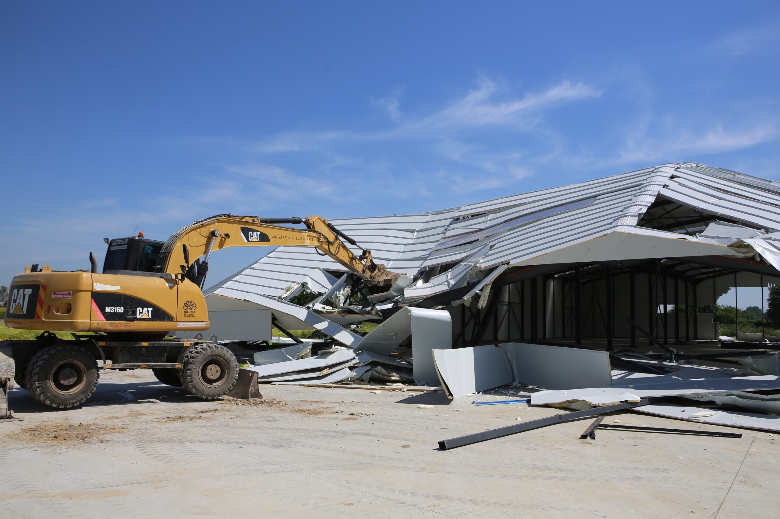 NİLÜFER’DE İKİ KAÇAK FABRİKA YERLE BİR EDİLDİ