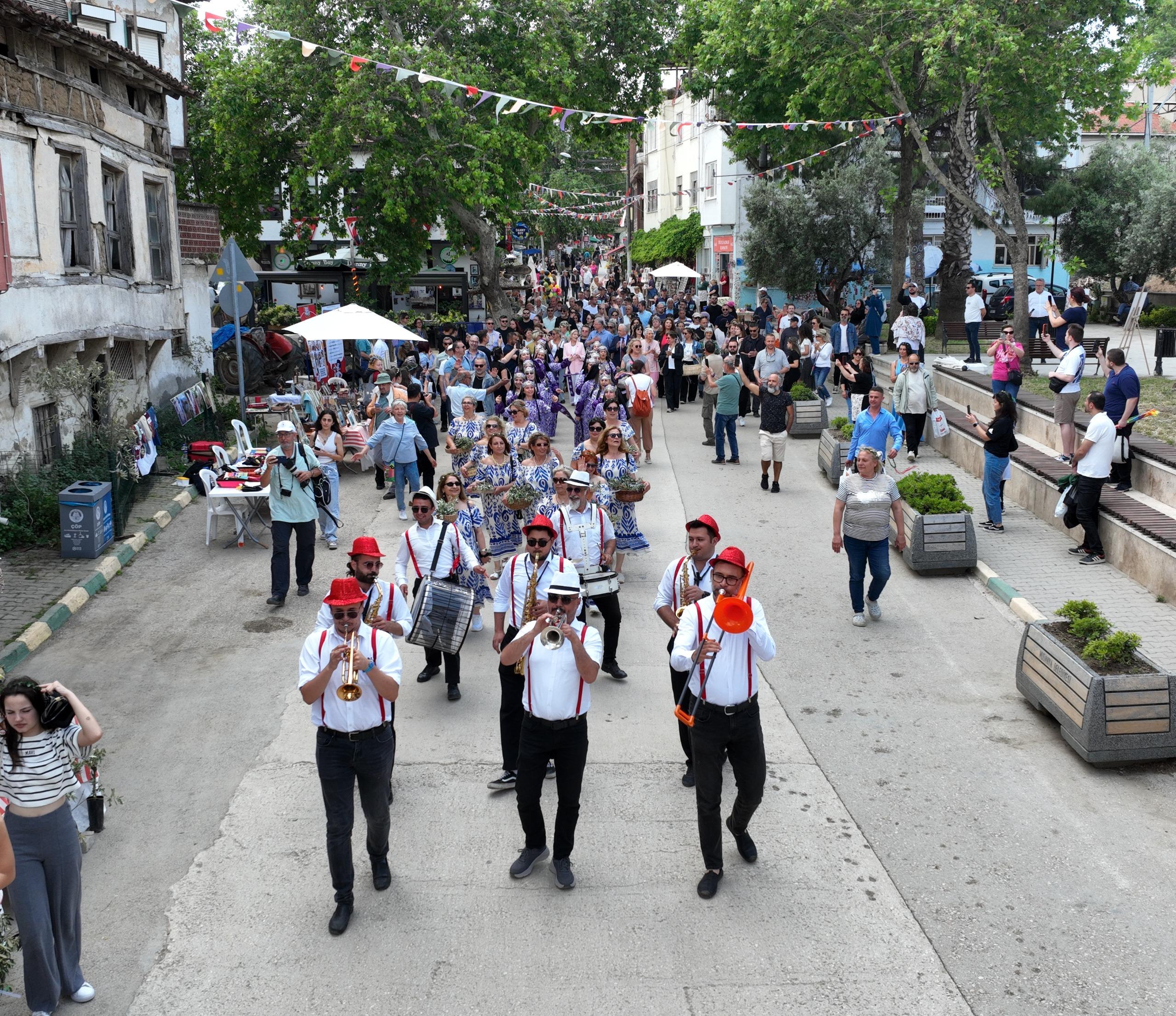 TİRİLYE’DE ZEYTİN ÇİÇEĞİ FESTİVALİ BAŞLADI