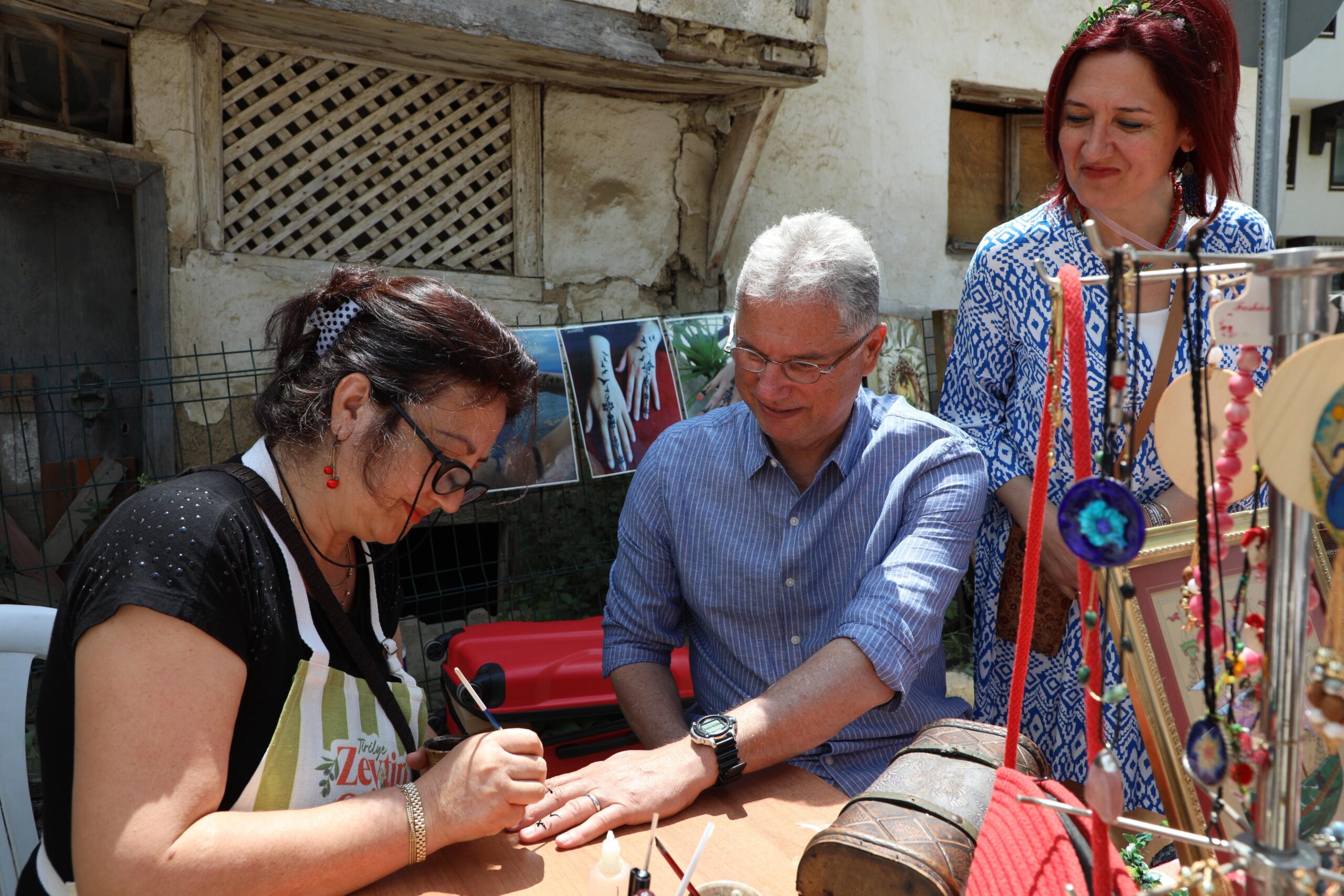 Tirilye’de zeytinin çiçeği açtı, festival sokakları sardı