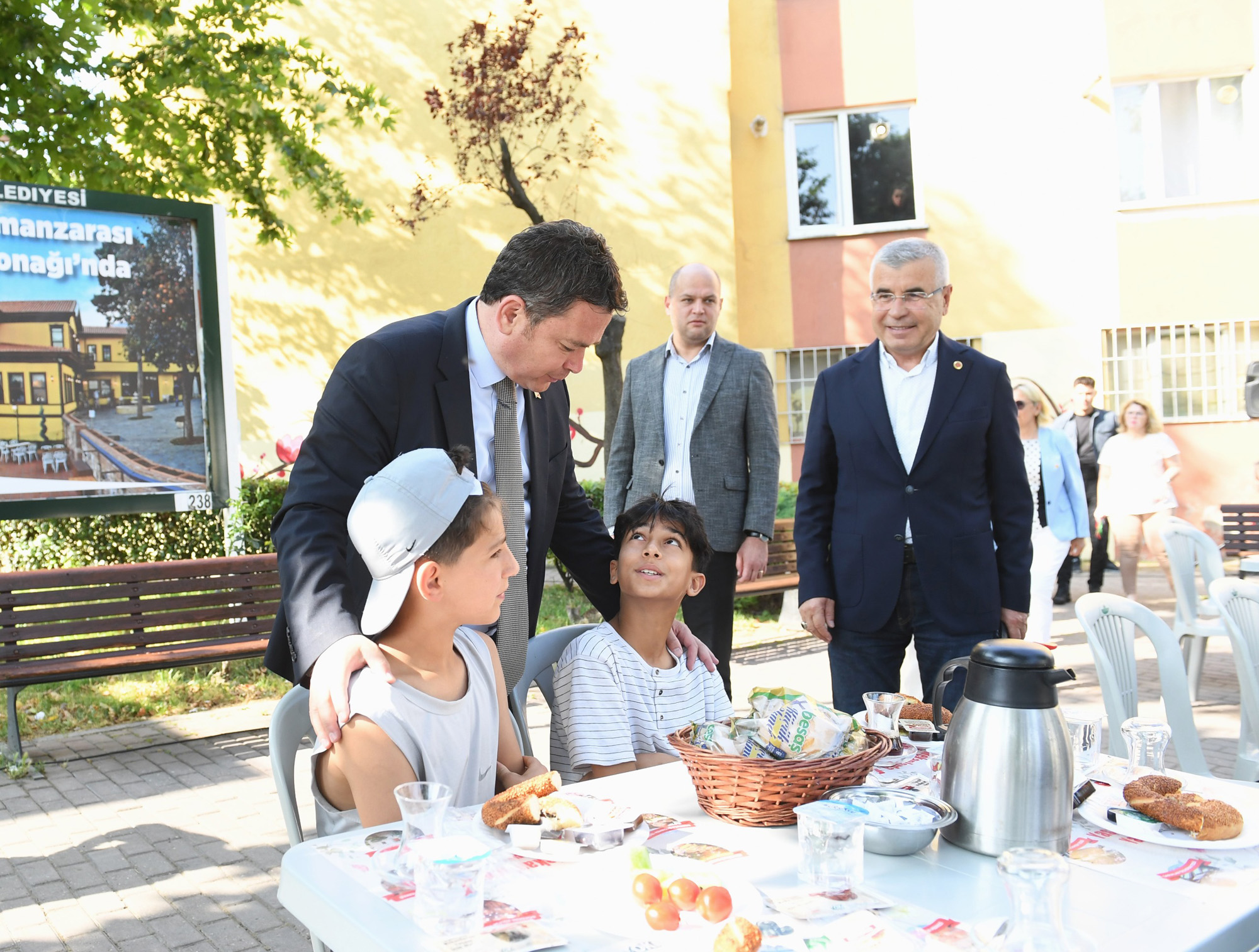 Başkan Aydın mahalleleri geziyor sorunları yerinde çözüyor